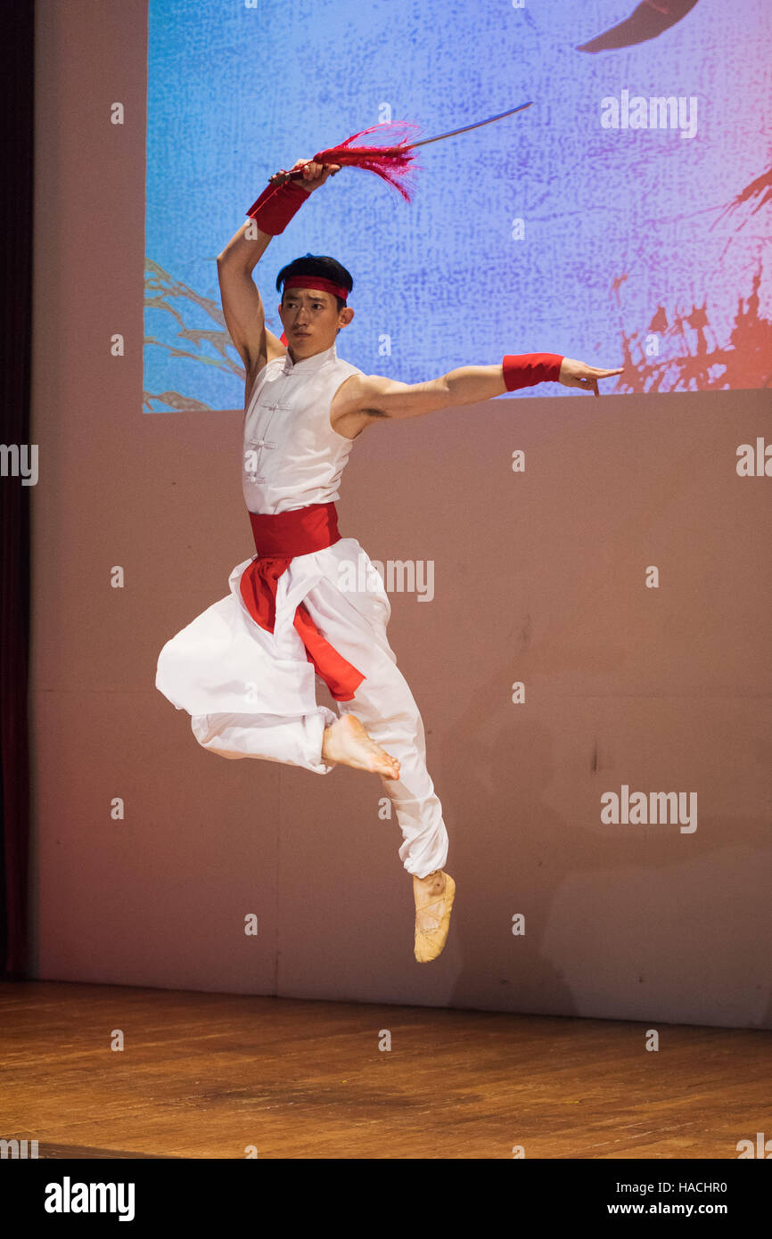 Cinese tradizionale danza eseguita presso una Università di Cardiff evento al Reardon Smith Theatre nel Museo Nazionale del Galles Foto Stock