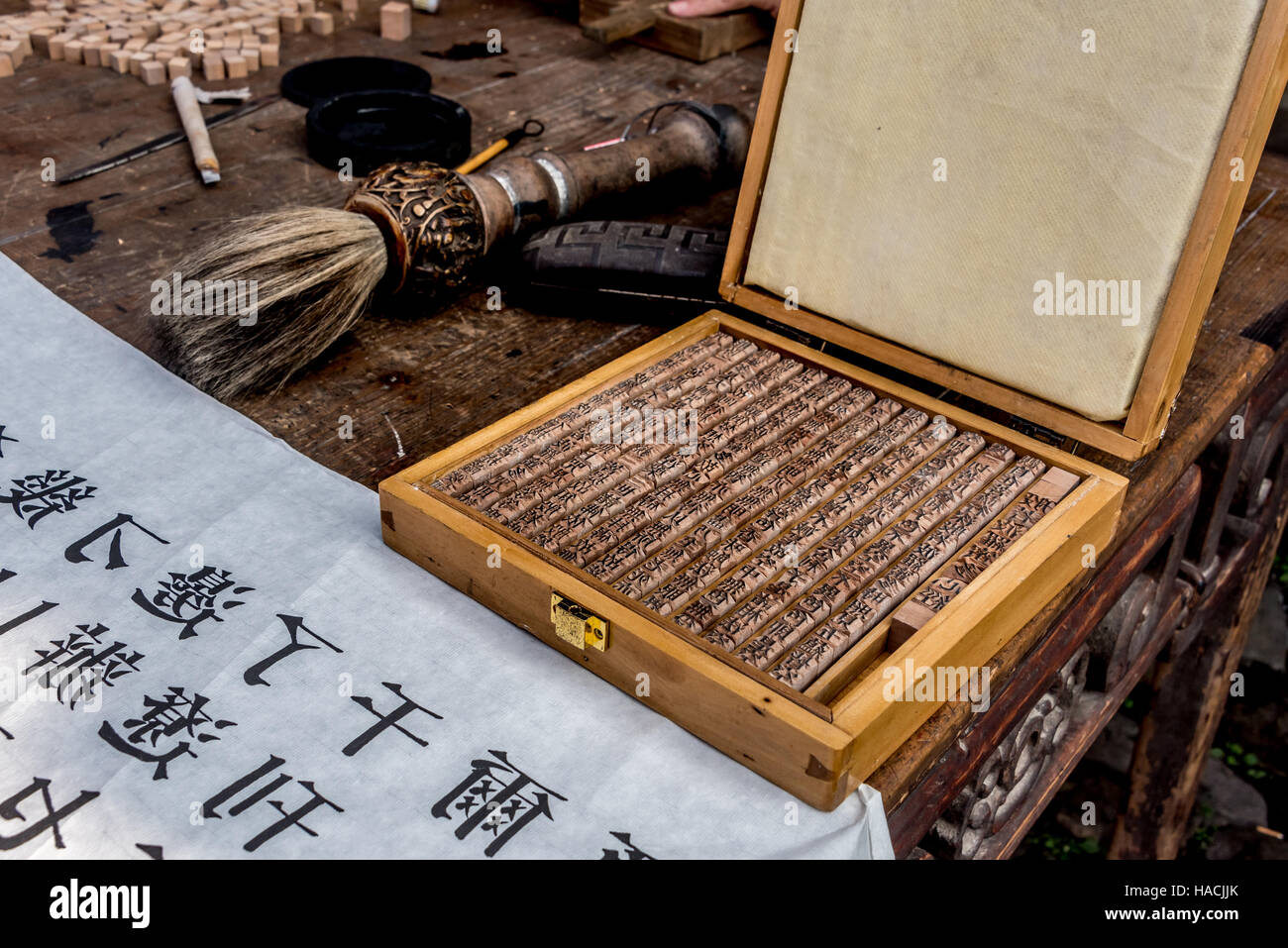 Scatola di scolpito a mano in legno di tipo mobile i caratteri cinesi usati per stampare una genealogia della famiglia al villaggio Dongyuan, Ruian, Cina. Foto Stock