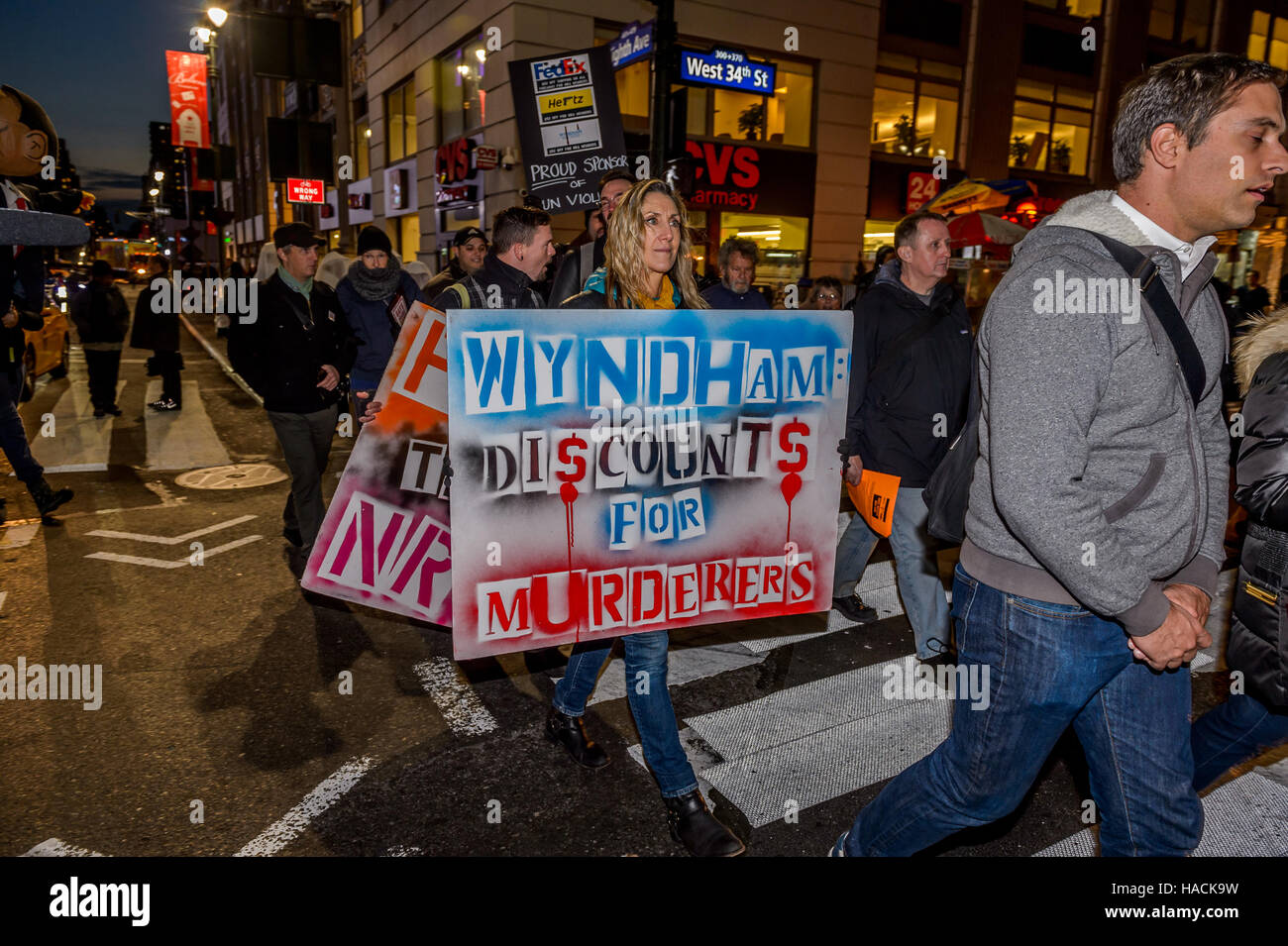 New York, Stati Uniti. 28 Nov, 2016. Nel corso di una protesta a FedEx, Hertz e Wyndham Worldwide Locations in Midtown Manhattan, omosessuali contro pistole, una diretta azione gruppo impegnato alla fine della violenza pistola in America, richiederà che le tre società di fermare i loro generosi sconti per i membri delle ANR perché alcuni dei soldi che NRA membri salva con FedEx, Hertz e Wyndham finisce per le ANR conto bancario. Che stesse ANR conto bancario sifoni denaro direttamente alla pistola lobby e il conto in banca. Credito: Erik McGregor/Pacific Press/Alamy Live News Foto Stock