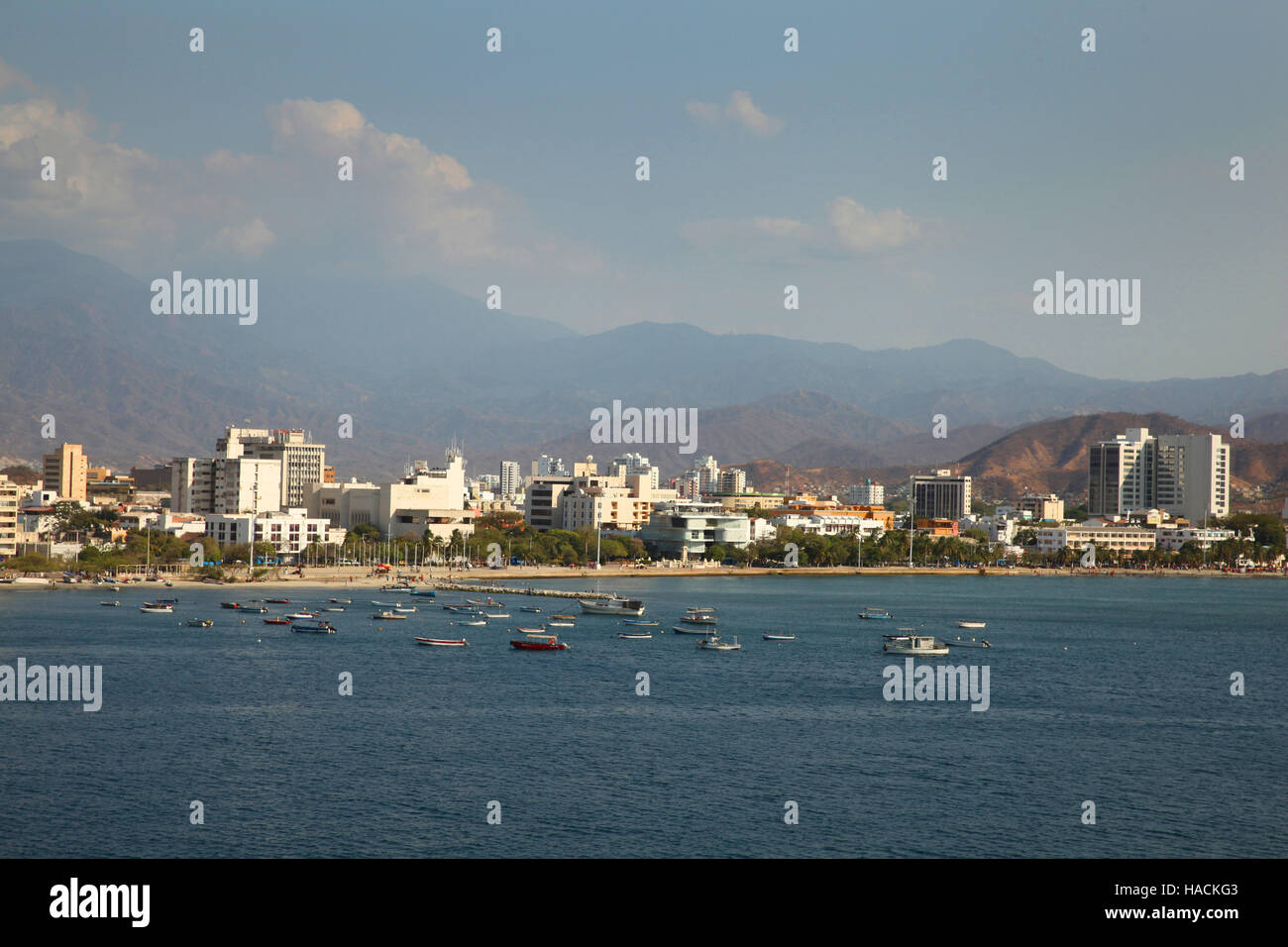 Caraibi costa di Santa Marta, la Colombia dal mare che mostra lo skyline della città. Foto Stock