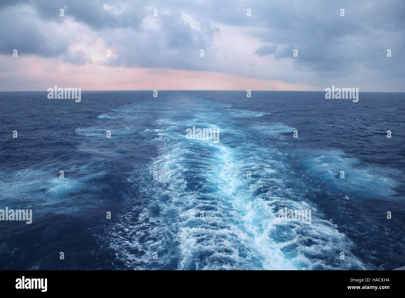 Navi wake nell'oceano con swell & stormy skies, Mar Baltico al largo delle coste della Norvegia. Foto Stock