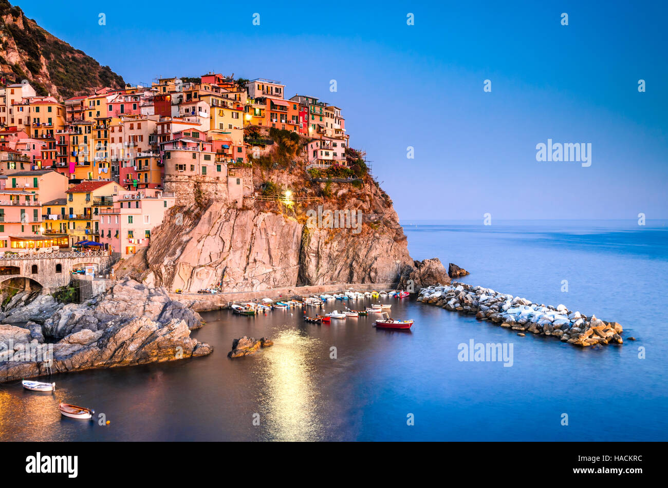 Manarola, Liguria, Italia. Il meraviglioso paese delle Cinque Terre come si può vedere dalla montagna sopra. Cielo e mare tranquillo a twilght. Foto Stock