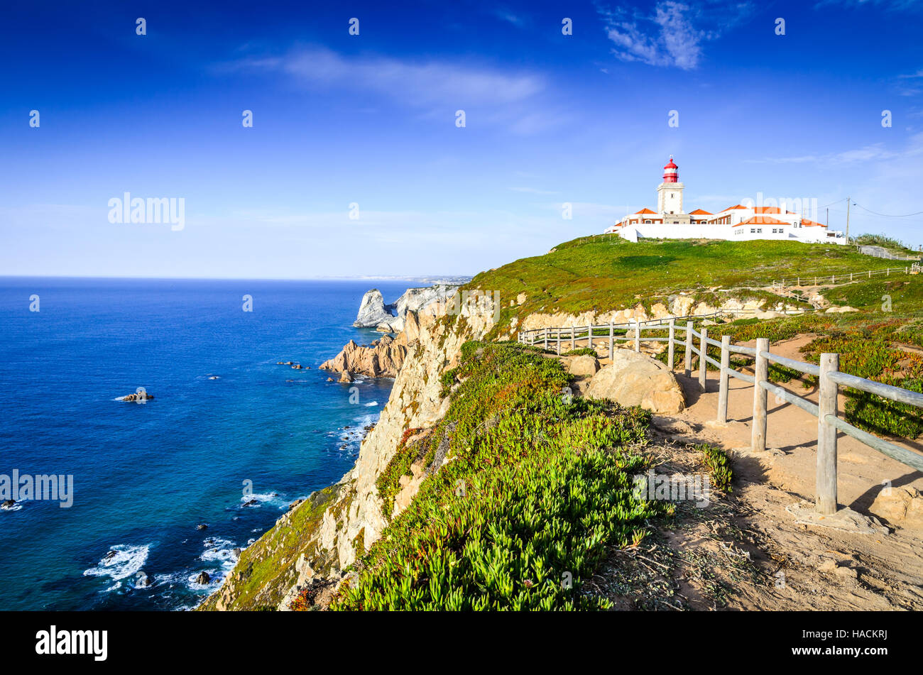 Cabo da Roca, Portogallo. Faro e scogliere oltre oceano Atlantico, raggiungere il punto più a ovest del continente europeo. Foto Stock