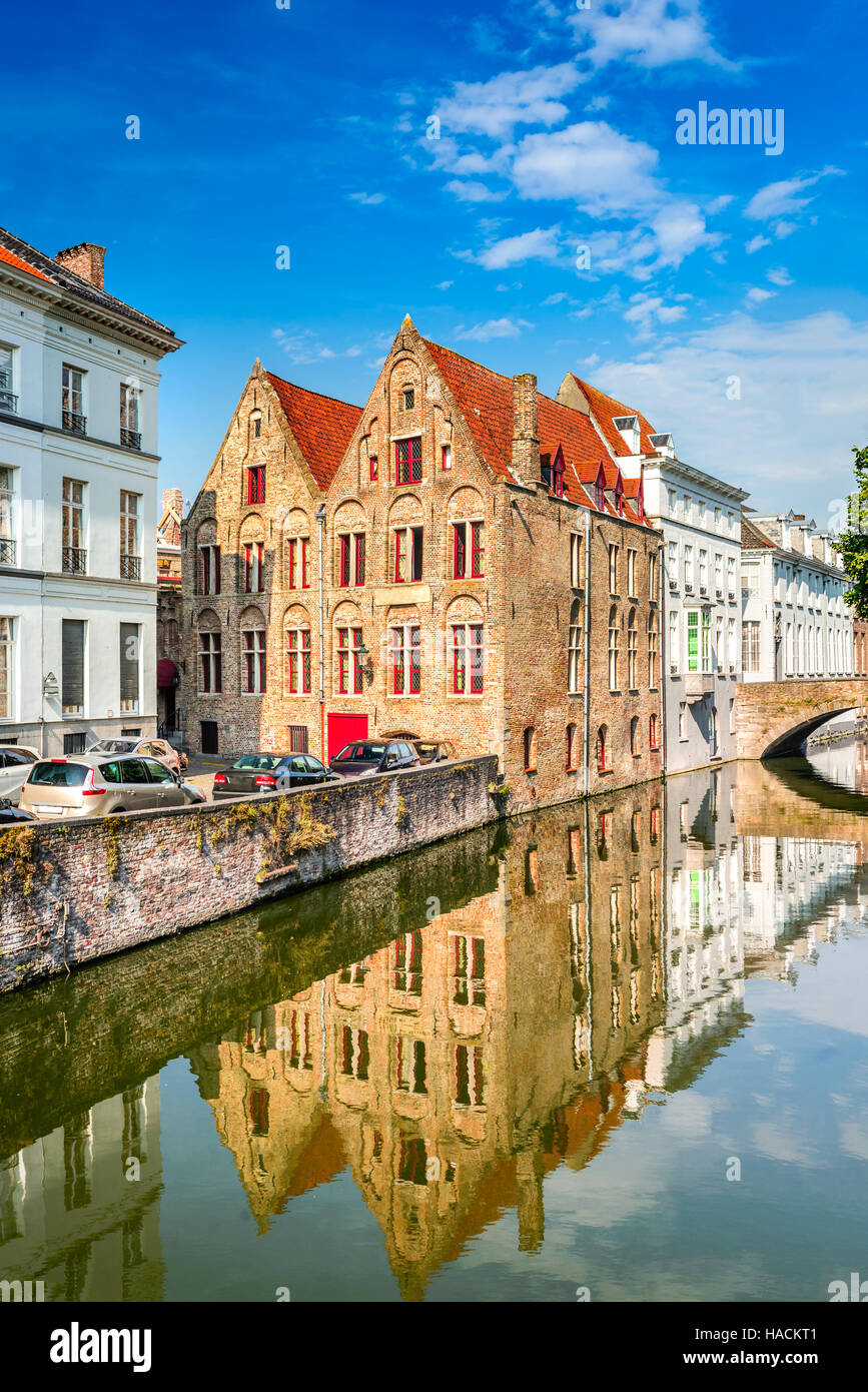 Bruges, Belgio. Paesaggio con canale per acqua in Brugge, "Venezia del Nord", città delle Fiandre, in Belgio Foto Stock