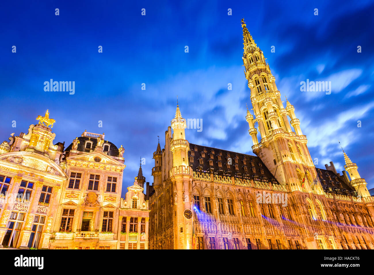Bruxelles, Belgio. Ampio angolo notte di scena la Grand Place e la Maison du Roi, Europa storica piazza deve vedere la vista di Bruxelles Foto Stock
