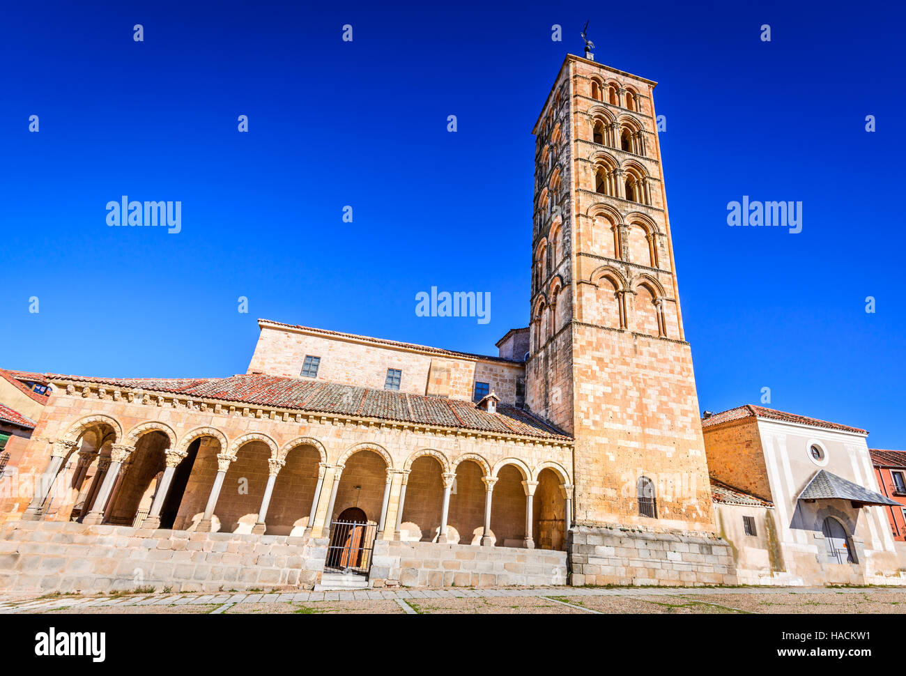 Segovia, Spagna. Plaza San Esteban e la chiesa, Castilla y Leon, Spagnolo cattedrale medievale. Foto Stock