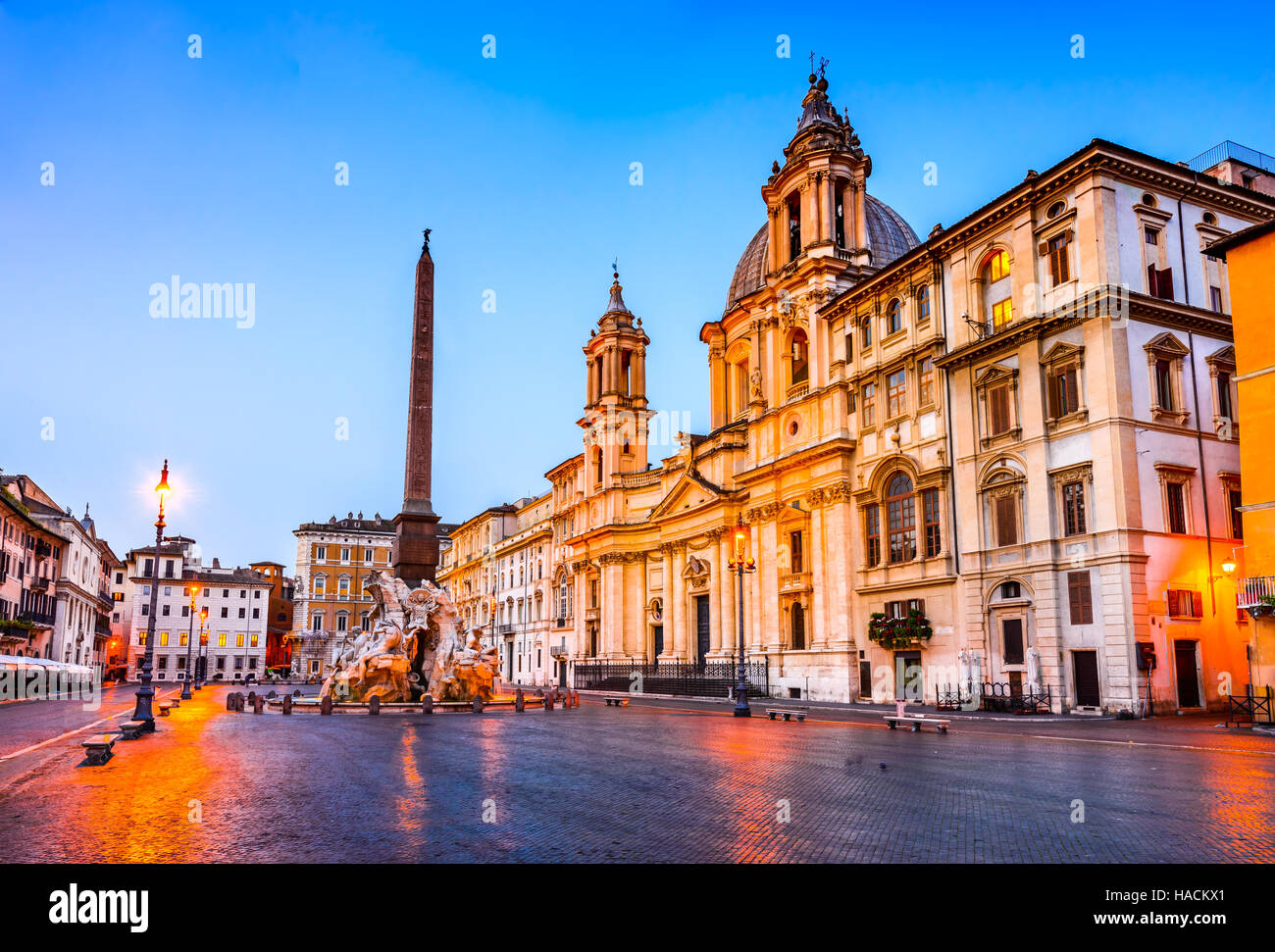 Roma, Italia. Vista notturna di Sant Agnese chiesa in Piazza Navona, Piazza della città costruita sul sito dello stadio di Domiziano. Foto Stock