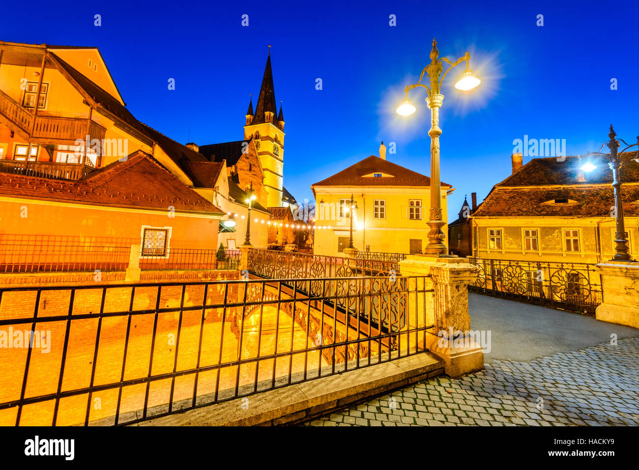 Sibiu, Romania. Cattedrale Evangelica e i bugiardi Bridge nel centro di Sibiu, Transilvania, capitale europea della cultura per l'anno 2007. Foto Stock