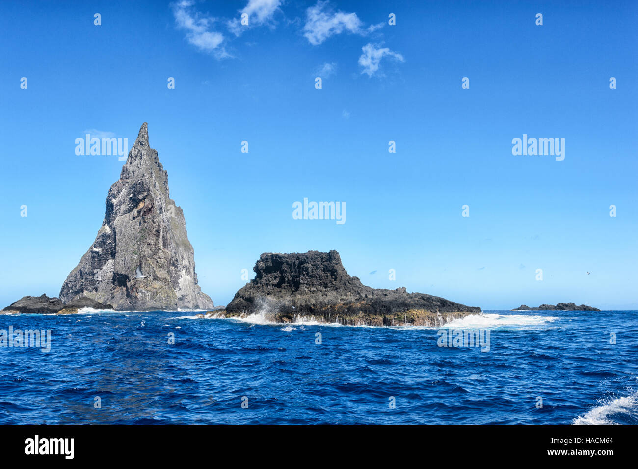 Palla di piramide, a 562 metri (1,844 ft) alto antico vulcano, si trova a 20km da Isola di Lord Howe, Nuovo Galles del Sud, NSW, Australia Foto Stock