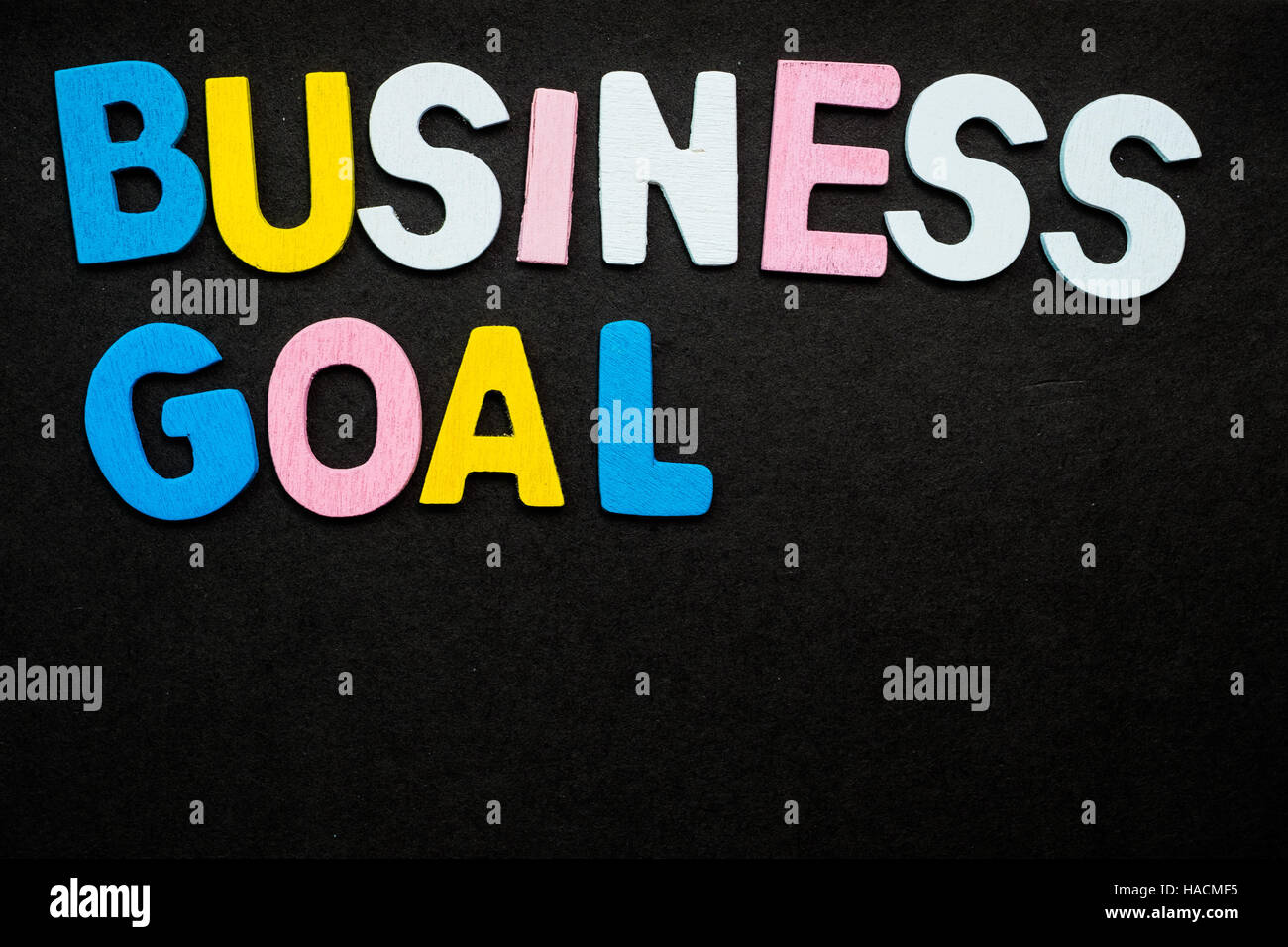 In legno colorato lettere che compongono la frase 'obiettivo di business" Foto Stock