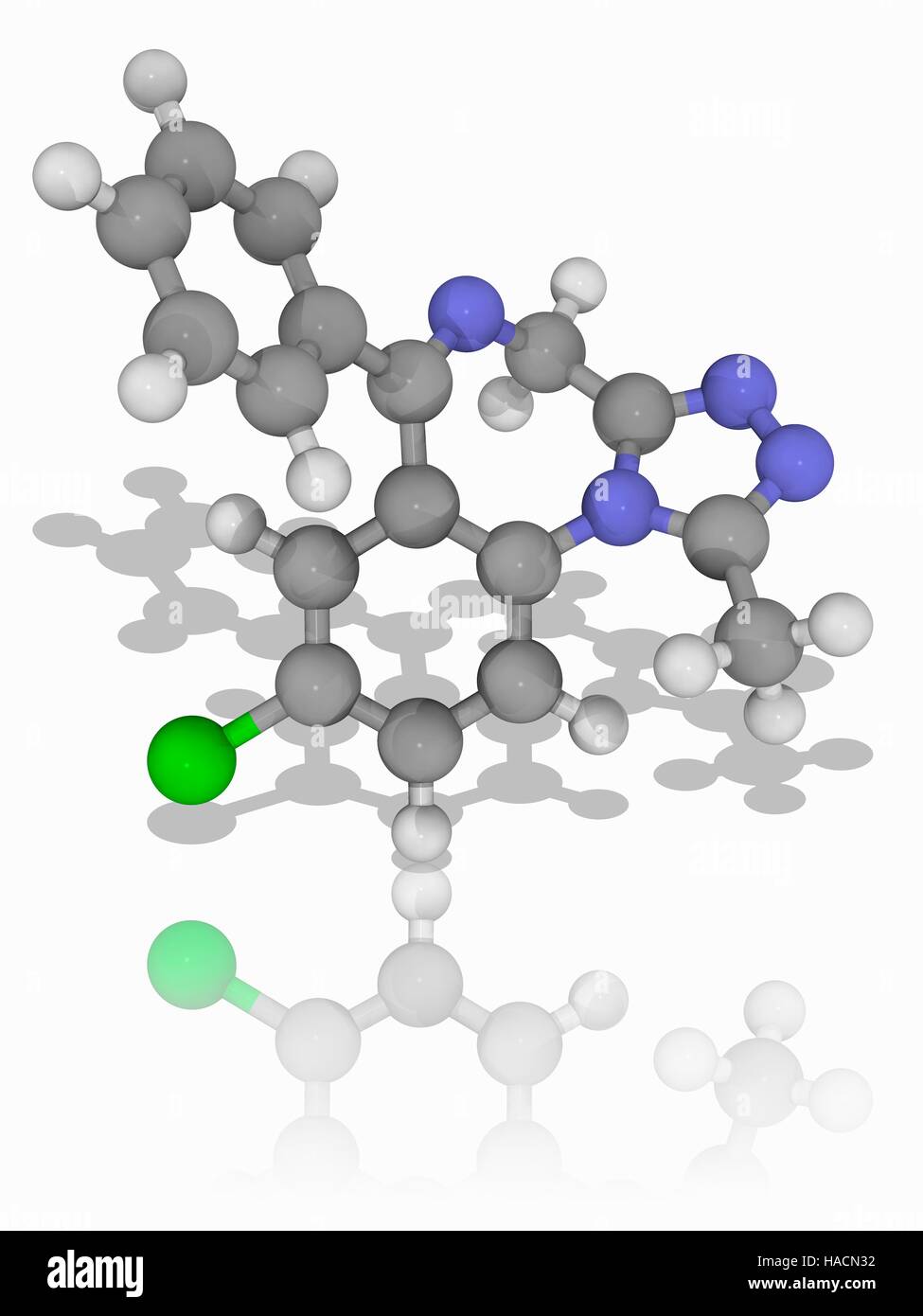 Alprazolam. Il modello molecolare dei farmaci sedativi alprazolam (C17.H13.Cl.N4). Venduto sotto il nome di marca Xanax, è in una classe di farmaci noti come benzodiazepine. Gli atomi sono rappresentati da sfere e sono codificati a colori: carbonio (grigio), Idrogeno (bianco), cloro (verde) e azoto (blu). Illustrazione. Foto Stock