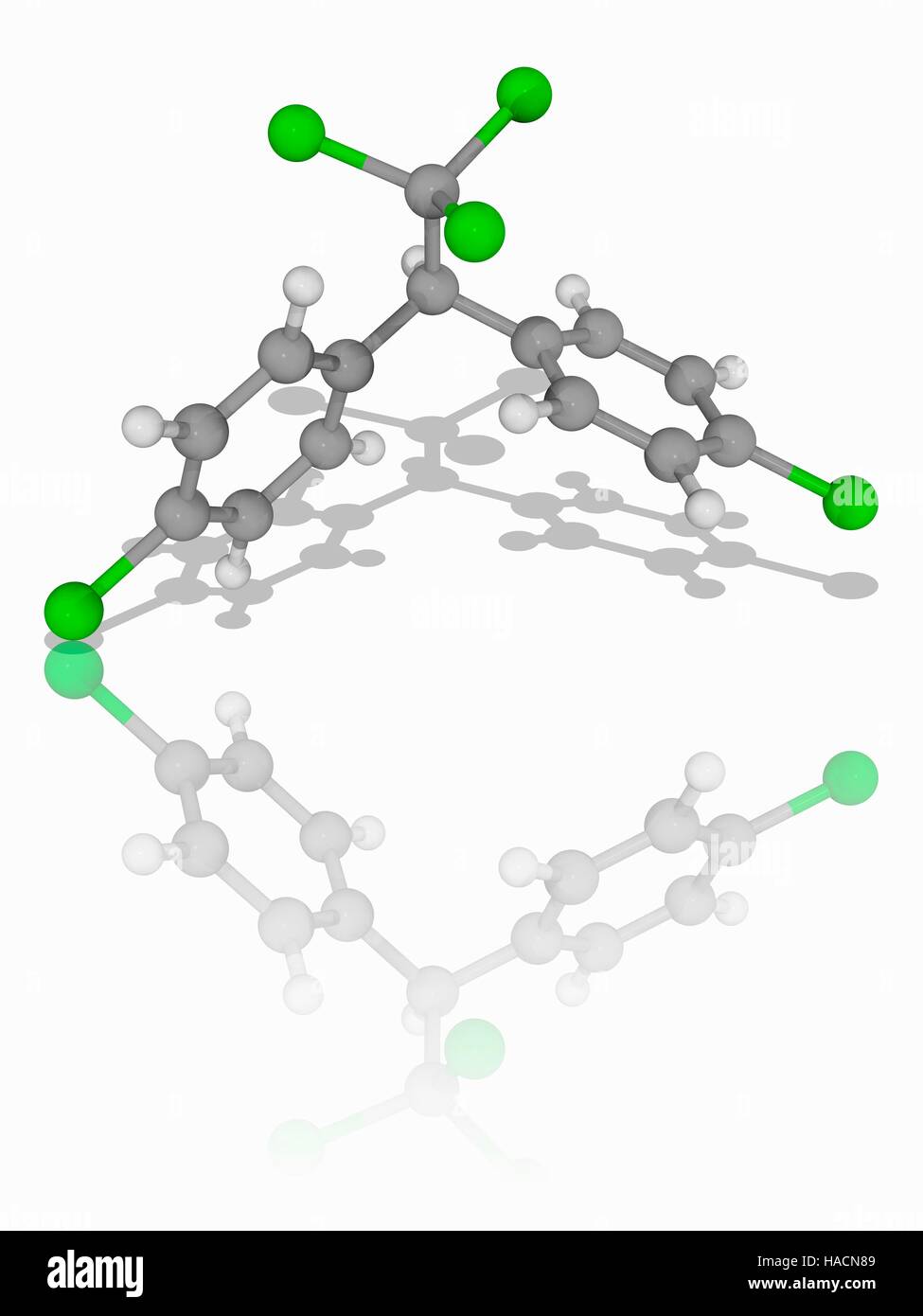 Il DDT insetticida. Il modello molecolare dell'insetticida  dichlorodiphenyltrichloroethane (DDT, C14.H9.Cl5). Questo insetticida  sintetico è vietato in tutto il mondo. Gli atomi sono rappresentati da  sfere e sono codificati a colori: carbonio (grigio),