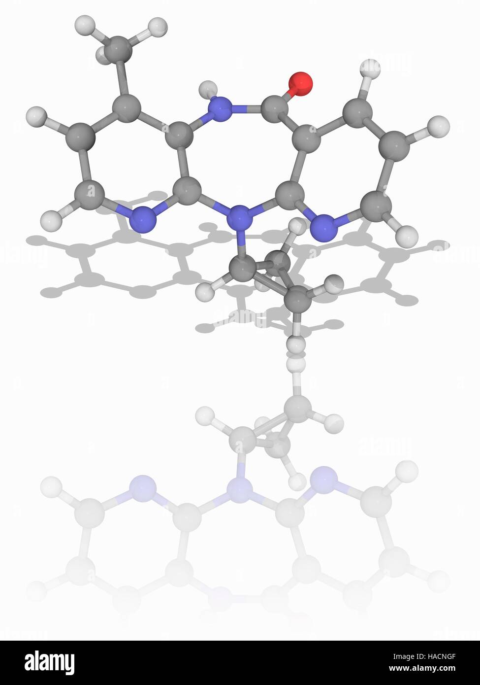 La nevirapina. Il modello molecolare del farmaco nevirapina (C15.H14.N4.O), inibitore della trascrittasi inversa non nucleosidica usato per il trattamento di HIV (il virus di immunodeficienza umana). Gli atomi sono rappresentati da sfere e sono codificati a colori: carbonio (grigio), Idrogeno (bianco), Azoto (blu) e ossigeno (rosso). Illustrazione. Foto Stock