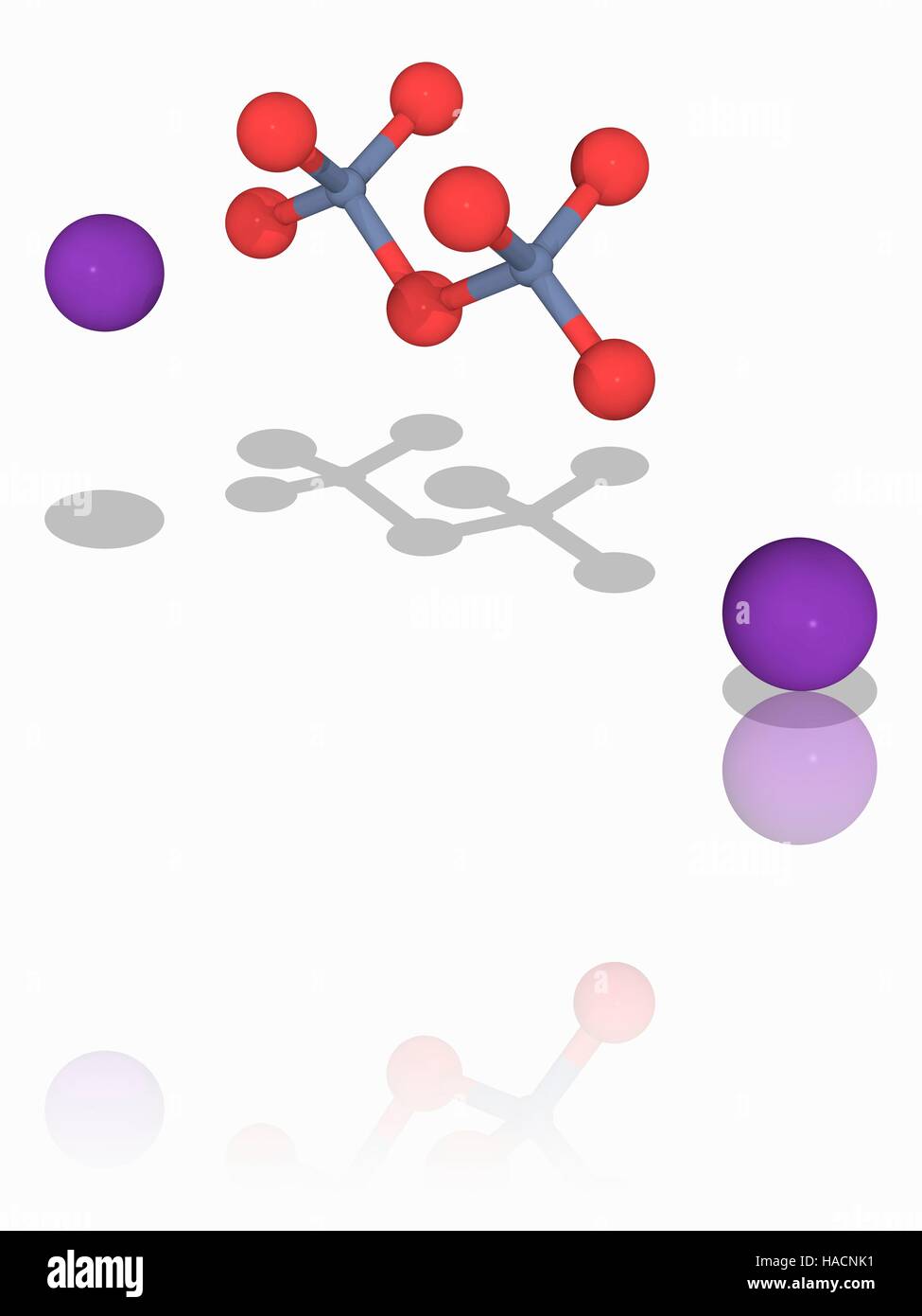 Il bicromato di potassio. Il modello molecolare del composto chimico di bicromato di potassio (K2.Cr2.O7). Questo composto ionico è più comunemente utilizzato come agente ossidante. Ha un colore rosso-arancio, e viene utilizzato anche come un colorante e un indicatore chimico. Gli atomi sono rappresentati da sfere e sono codificati a colori: cromo (grigio), Ossigeno (rosso) e potassio (viola). Illustrazione. Foto Stock