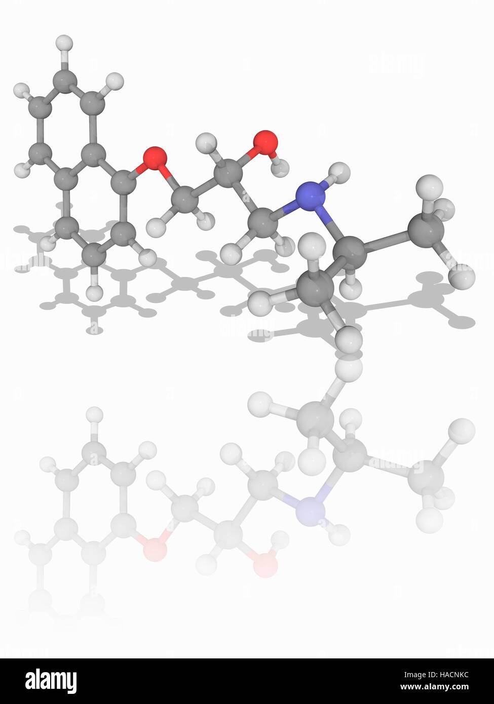 Il propanololo. Il modello molecolare del farmaco il propanololo (C16.H21.N.O2), un sympatholic non selettivo beta bloccante usato per trattamento di ipertensione, ansia e panico. Gli atomi sono rappresentati da sfere e sono codificati a colori: carbonio (grigio), Idrogeno (bianco), Azoto (blu) e ossigeno (rosso). Illustrazione. Foto Stock