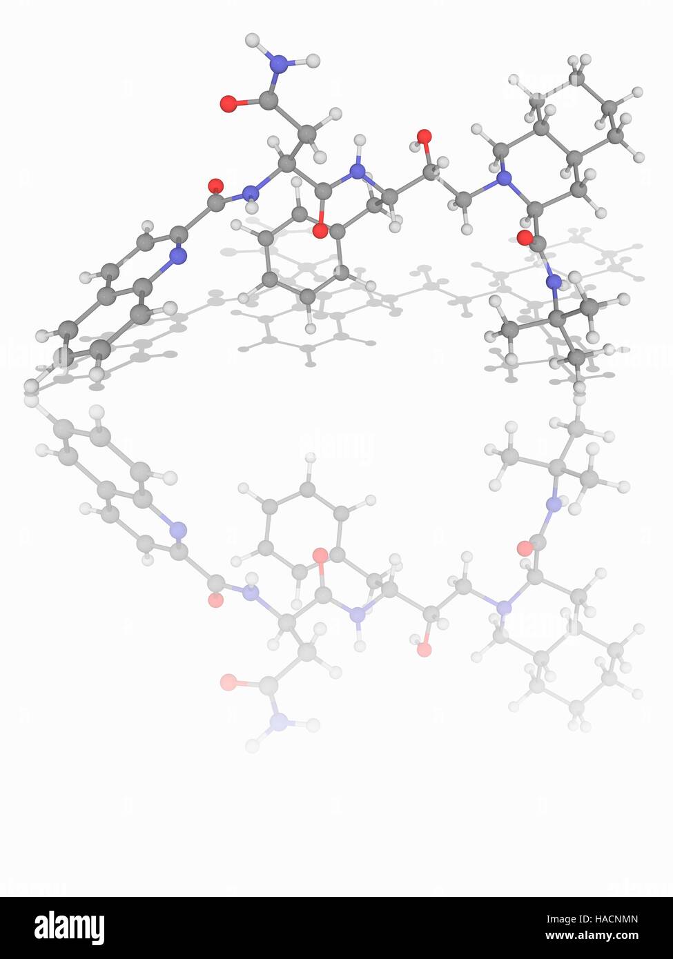 Il Saquinavir. Il modello molecolare dei farmaci antiretrovirali di saquinavir (C38.H50.N6.O5), un inibitore della proteasi usato per il trattamento di HIV (il virus di immunodeficienza umana). Gli atomi sono rappresentati da sfere e sono codificati a colori: carbonio (grigio), Idrogeno (bianco), Azoto (blu) e ossigeno (rosso). Illustrazione. Foto Stock