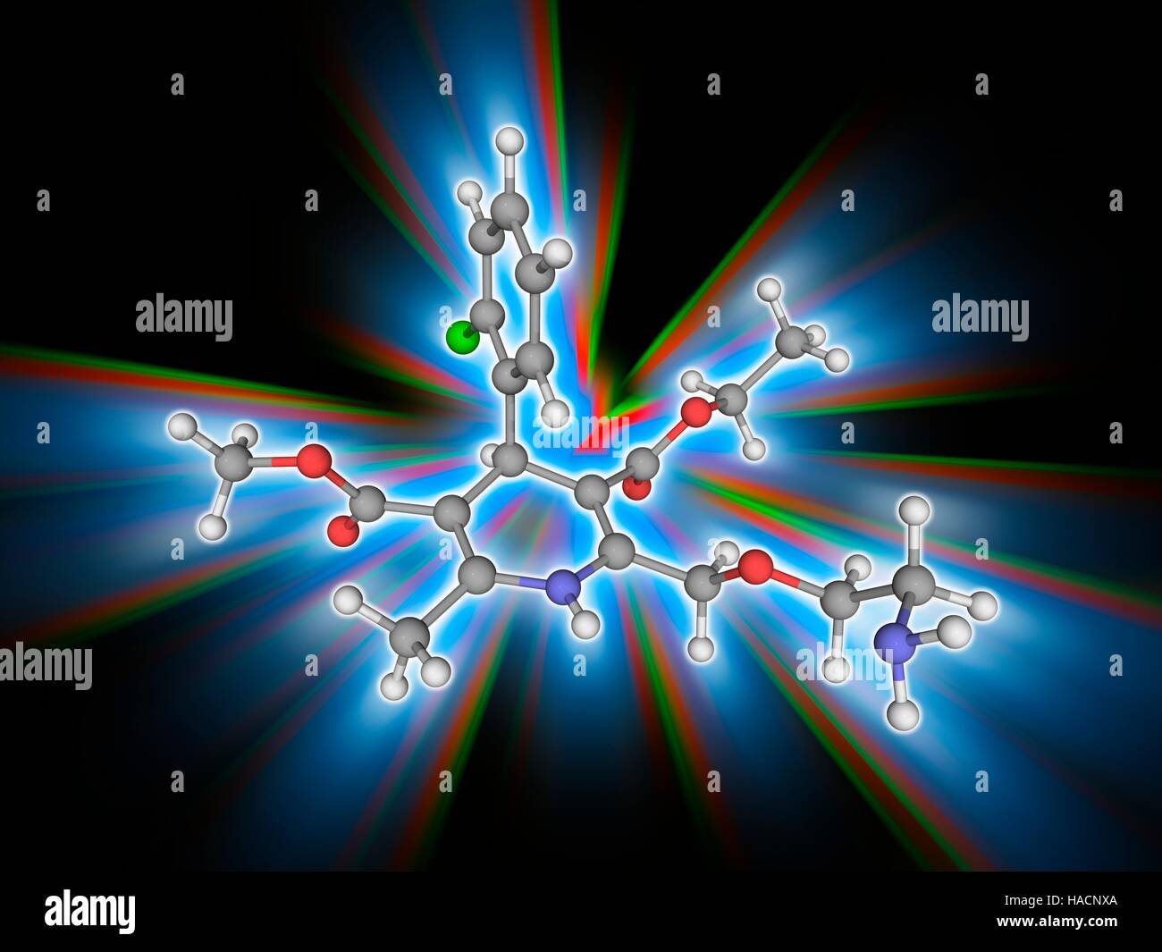 Amlodipina. Il modello molecolare di bloccanti del canale di calcio di amlodipina farmaco (C20.H25.Cl.N2.O5), usato per trattamento di ipertensione e angina e malattia coronarica. Gli atomi sono rappresentati da sfere e sono codificati a colori: carbonio (grigio), Idrogeno (bianco), cloro (verdi), Azoto (blu) e ossigeno (rosso). Illustrazione. Foto Stock