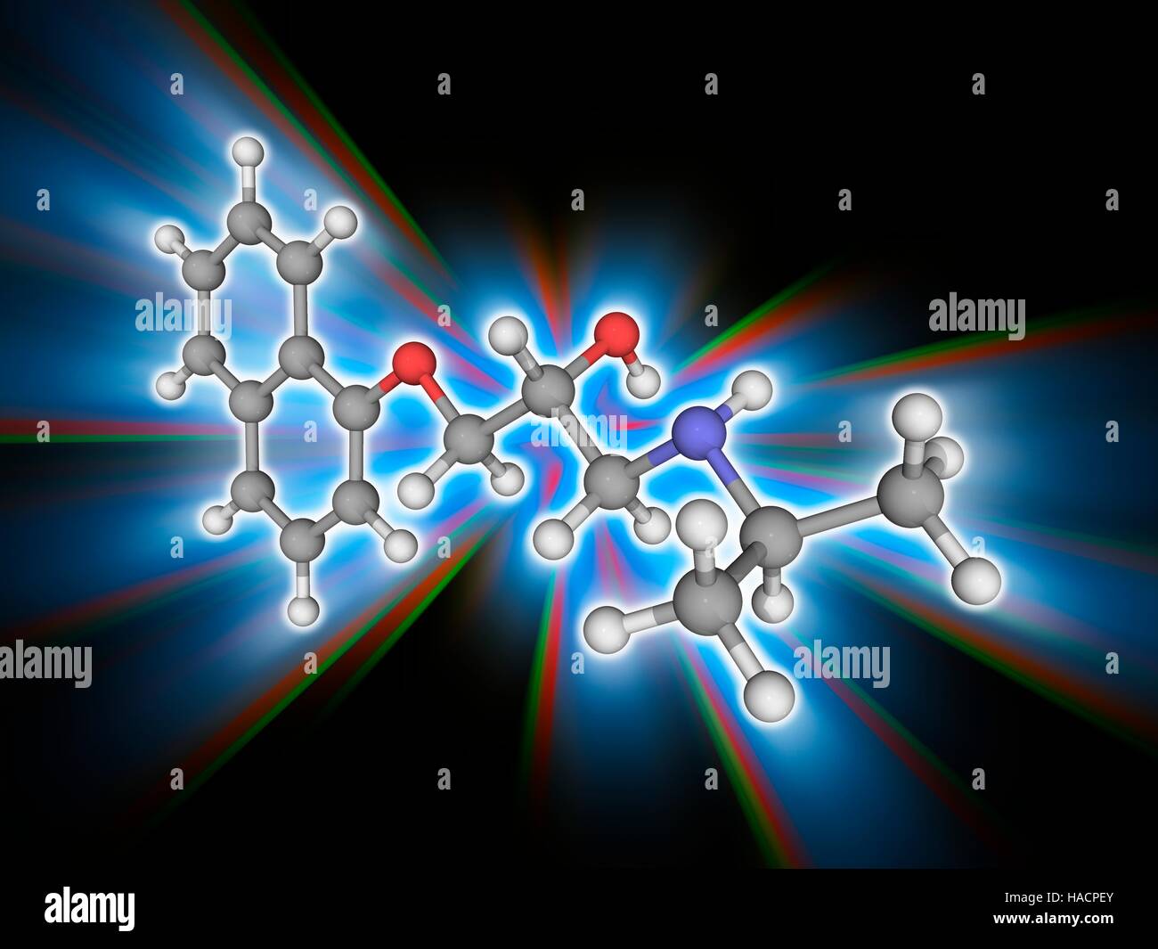 Il propanololo. Il modello molecolare del farmaco il propanololo (C16.H21.N.O2), un sympatholic non selettivo beta bloccante usato per trattamento di ipertensione, ansia e panico. Gli atomi sono rappresentati da sfere e sono codificati a colori: carbonio (grigio), Idrogeno (bianco), Azoto (blu) e ossigeno (rosso). Illustrazione. Foto Stock
