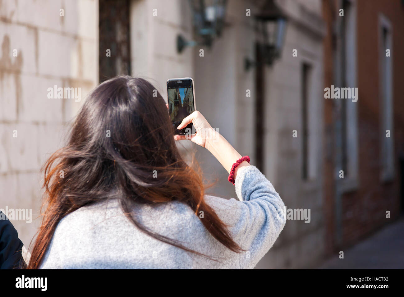 Femmina di scattare le foto sul suo cellulare, Venezia, Italia. Foto Stock
