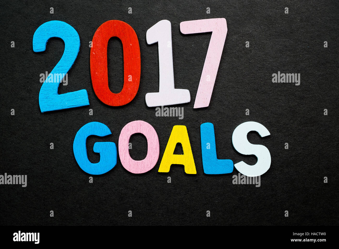 In legno colorato lettere che compongono la frase '2017 obiettivi" Foto Stock