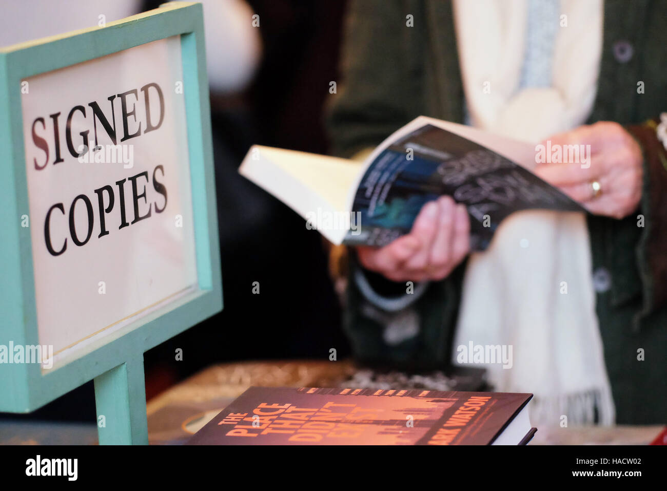 Hay Festival un visitatore accede autore firmato le copie dei più recenti nuovi libri di Hay Festival del libro, Hay on Wye Wales UK Foto Stock