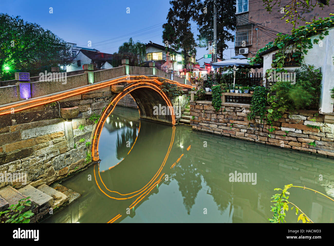 Centro storico nella città cinese di Suzhou con più canali e ponti noto come 'cinese " Venezia al tramonto con luci al neon di illuminazione. Foto Stock