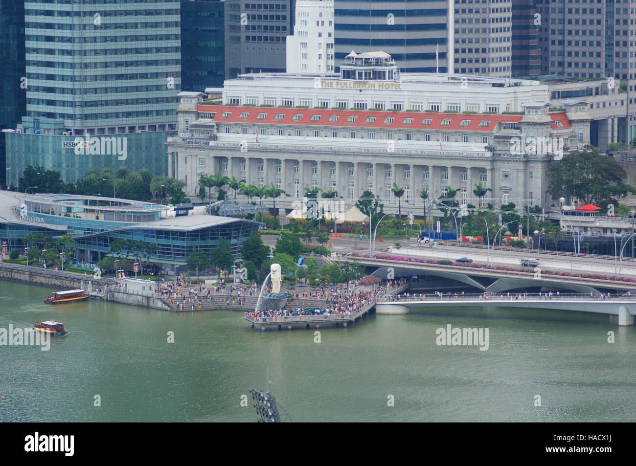 SINGAPORE - Luglio 23rd, 2016: Fullerton Hotel e grattacieli al Marina Bay Foto Stock