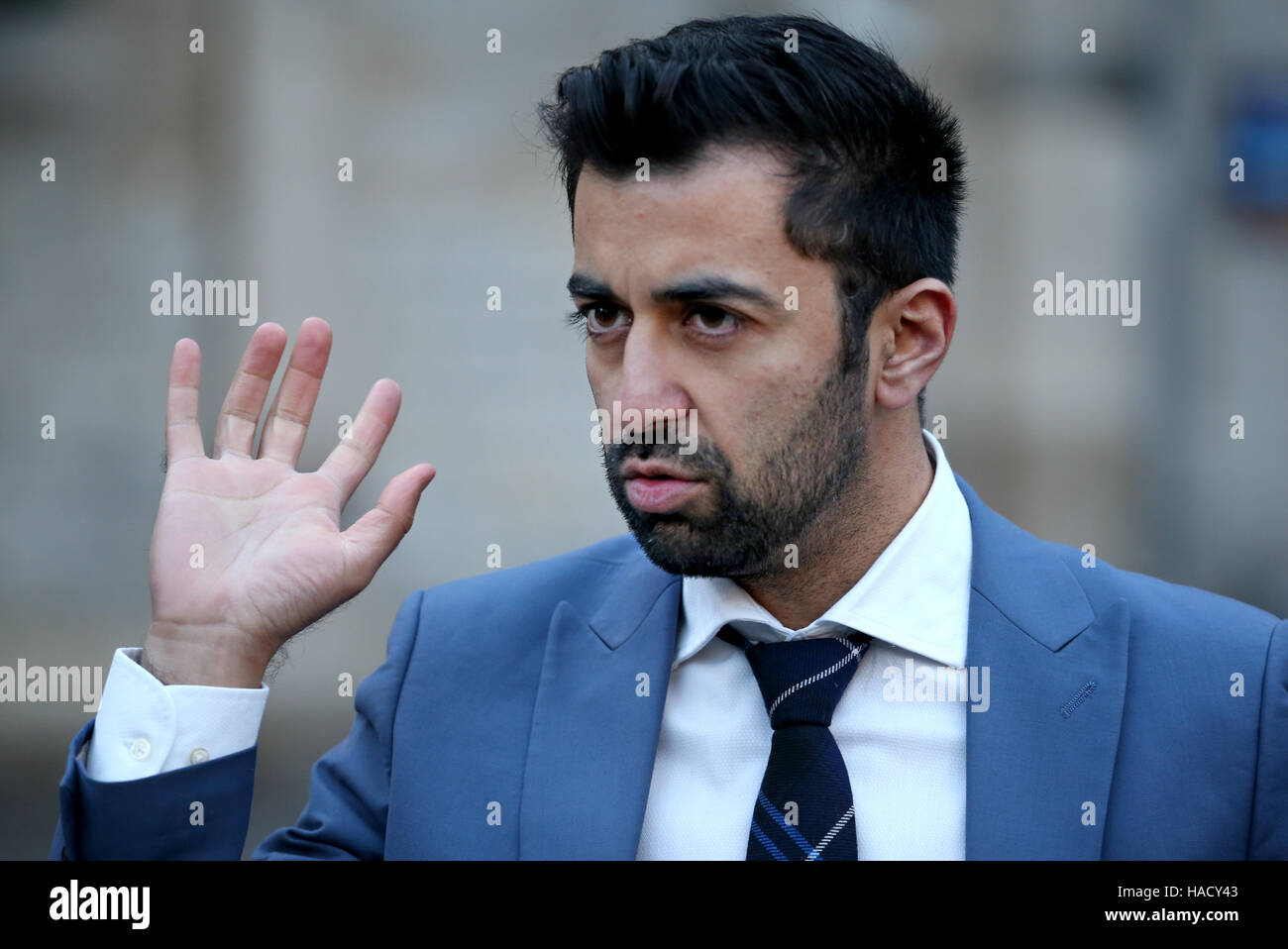 Il Ministro dei trasporti Humza Yousaf alla stazione di Edinburgh Waverley dove ha fatto un annuncio su aggiornamenti della flotta ScotRail. Foto Stock