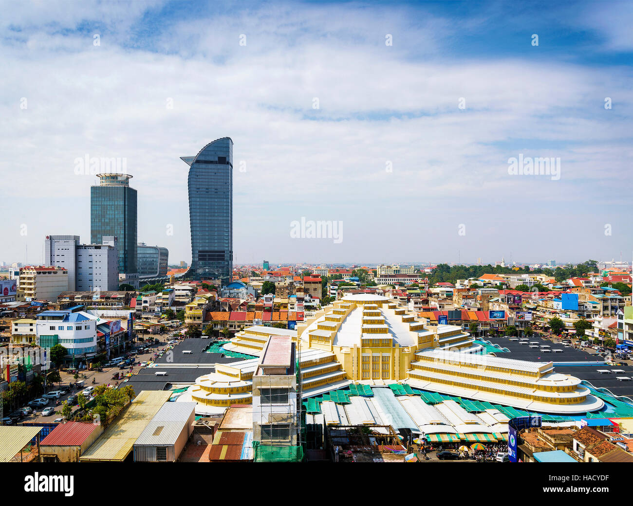 Mercato centrale e landmark grattacieli vista in Phnom Penh Cambogia città Foto Stock