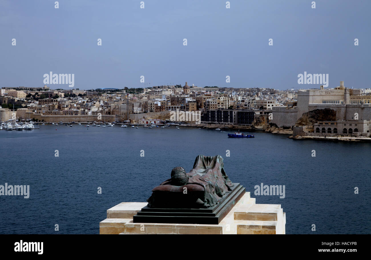 Assedio Bell Memoriale di guerra di Malta Valletta Grand Harbour Foto Stock