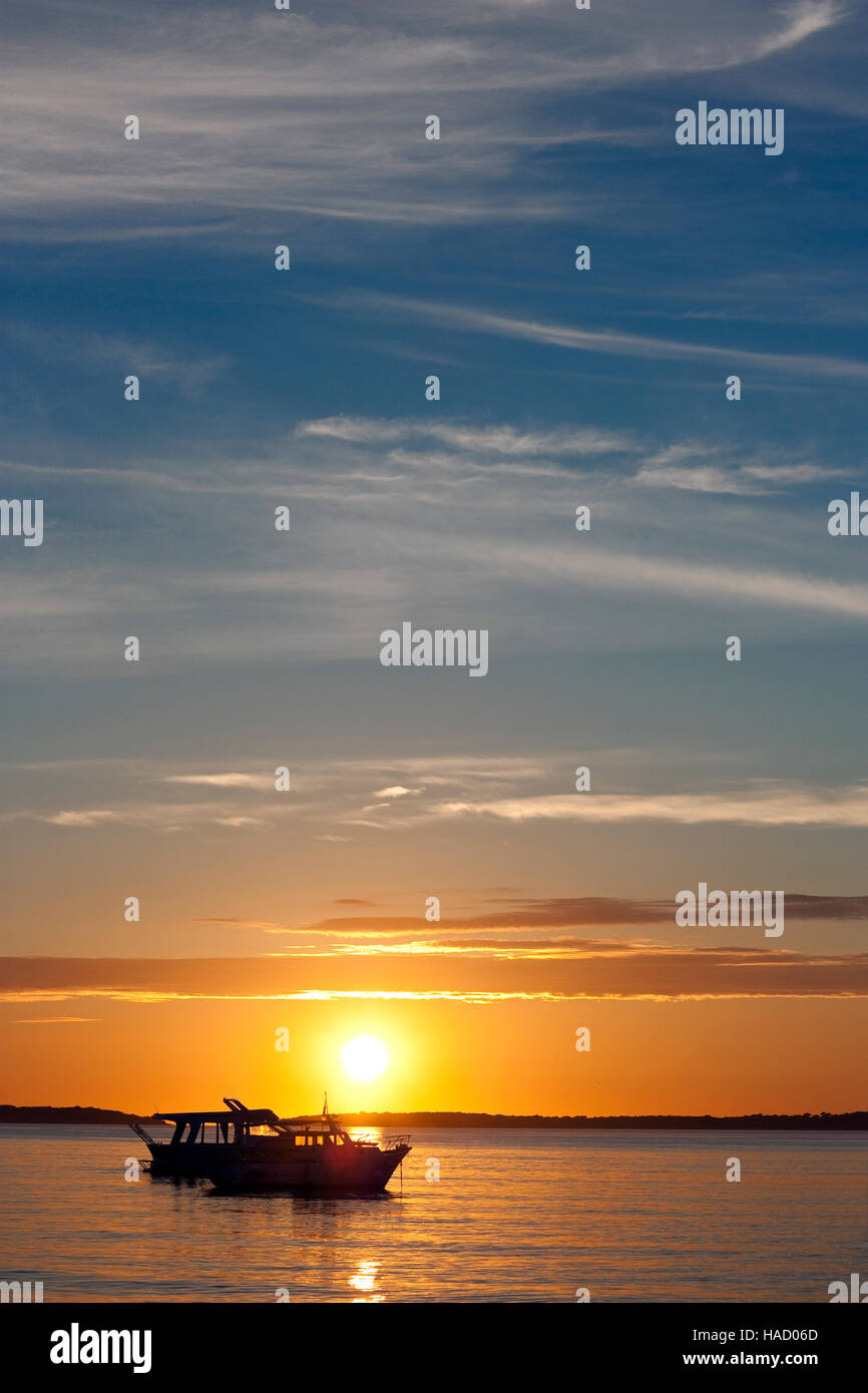 Due barche e il tramonto con nuvoloso cielo blu nel porto di Fazana in Croazia Foto Stock