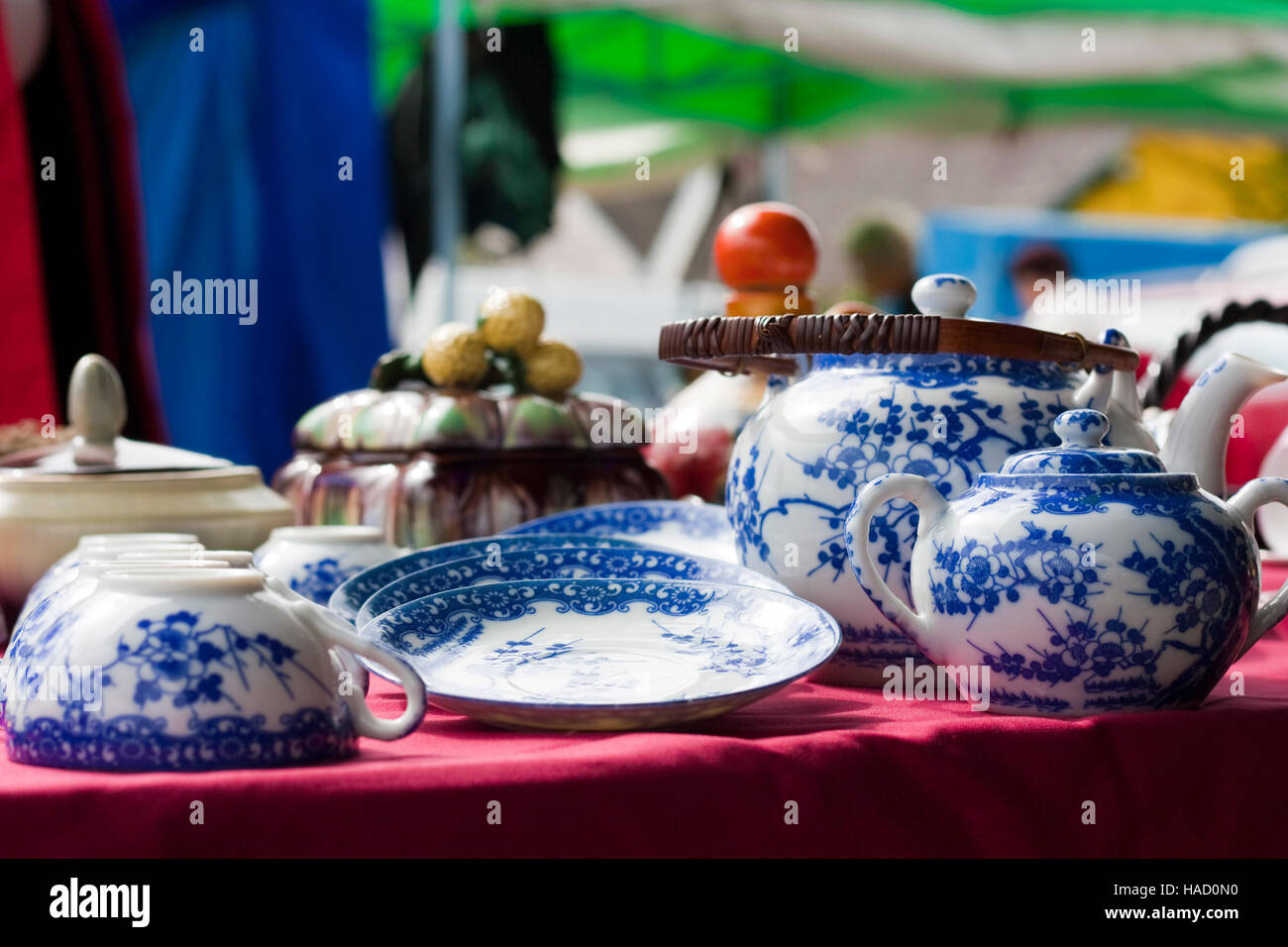 Stoviglie blu con tazza da tè e tè pentola sul mercato delle pulci Foto Stock