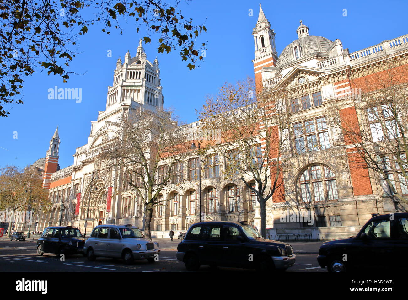 Londra, UK: la facciata esterna del Victoria and Albert Museum a South Kensington con i taxi in primo piano Foto Stock