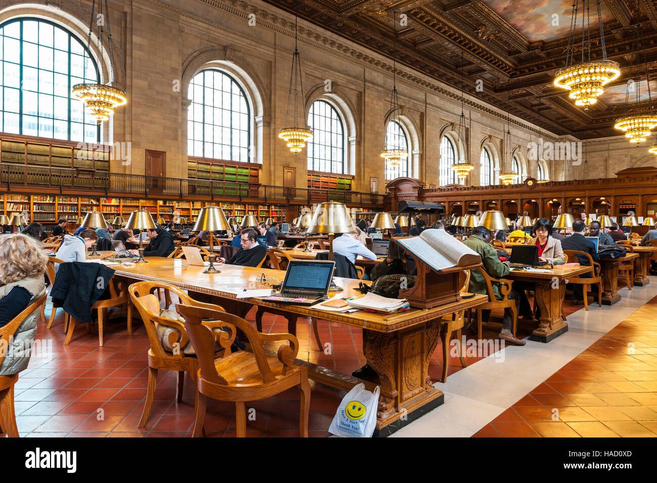 New York City, NY, STATI UNITI D'AMERICA - Le persone che studiano presso il Rose principale sala di lettura della Biblioteca Pubblica di New York. Foto Stock