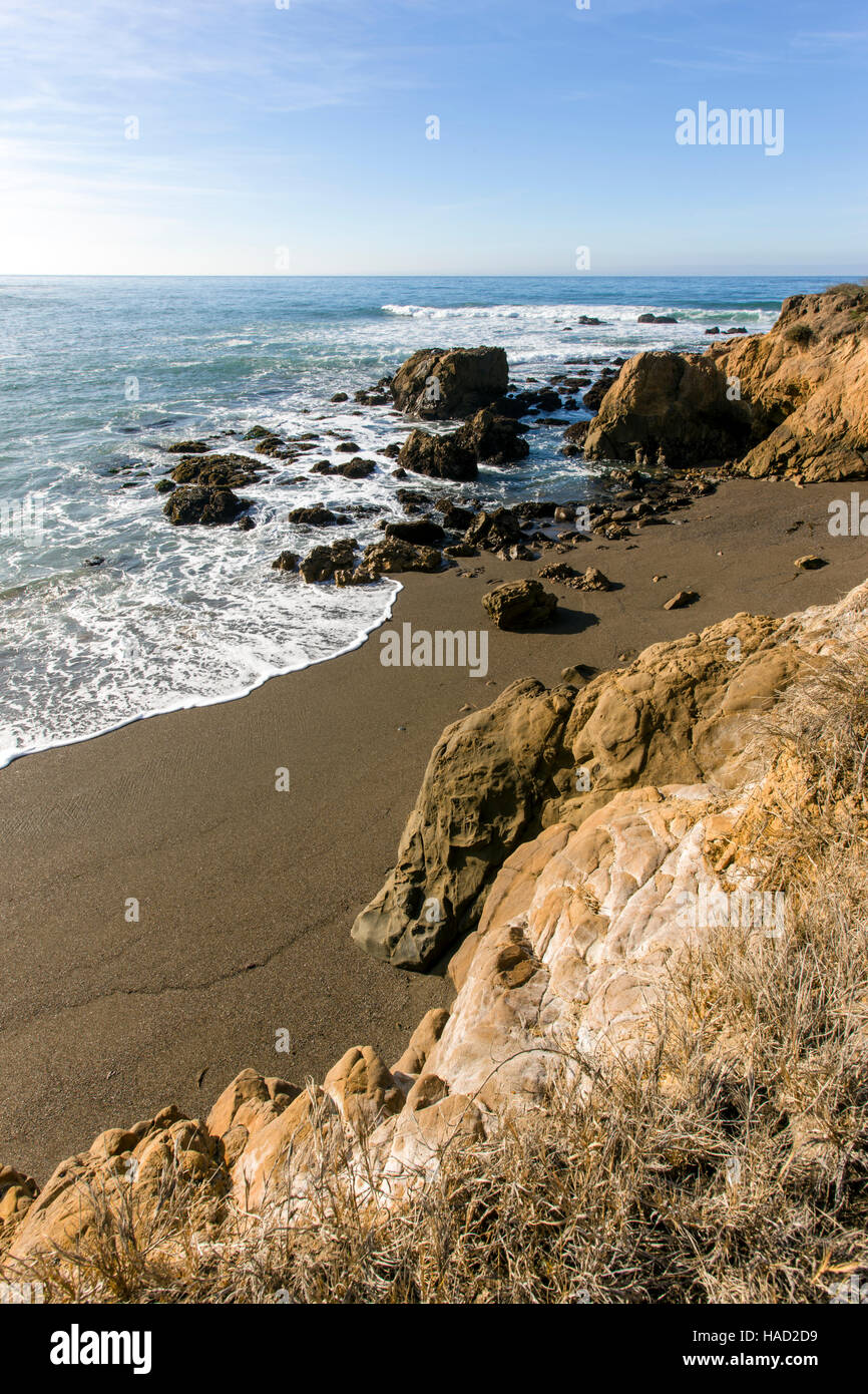 Lavaggio onde sulla spiaggia di San Simeone del Parco Statale di San Simeone, CALIFORNIA, STATI UNITI D'AMERICA Foto Stock