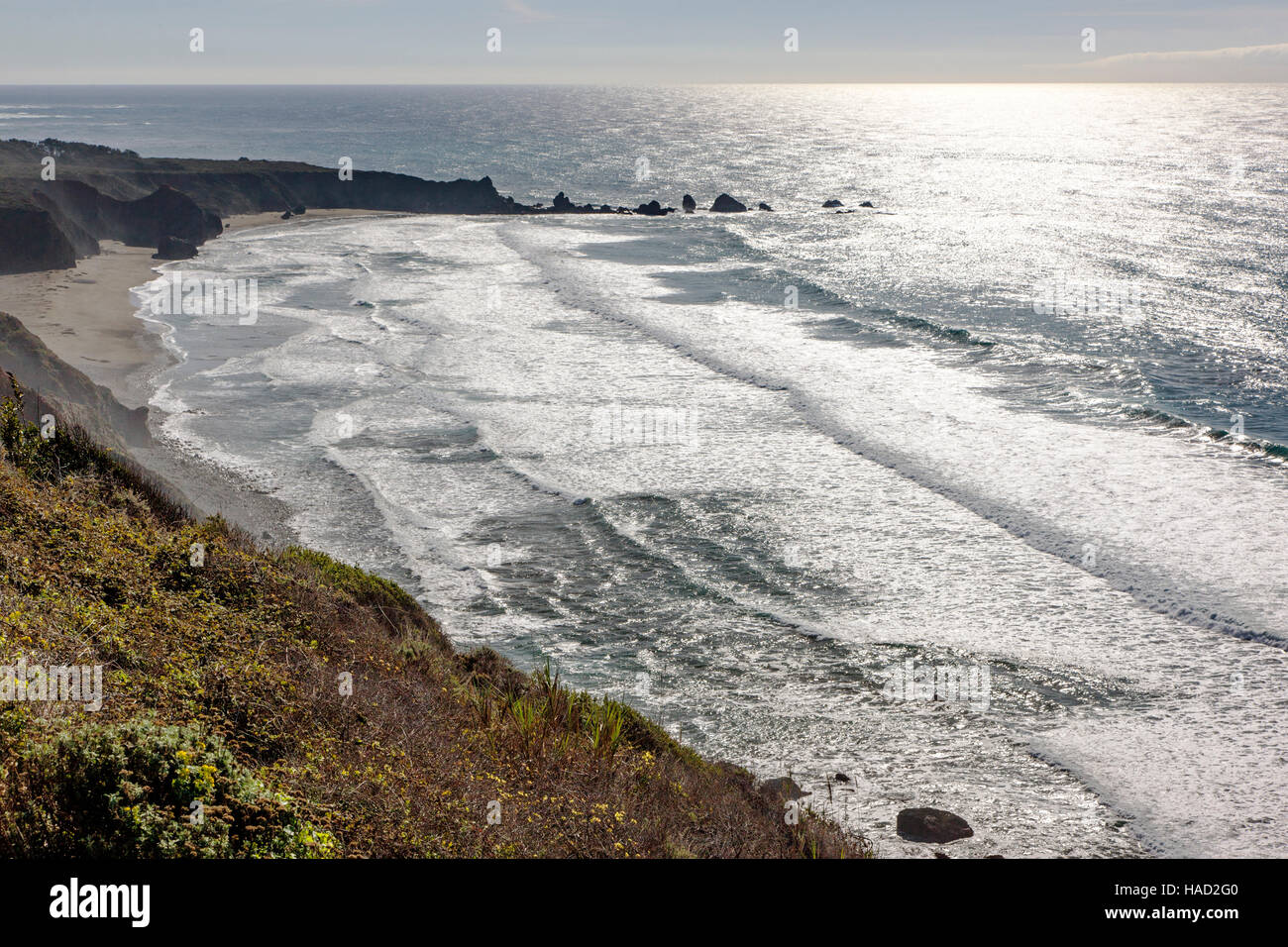 Oceano Pacifico & Beach Vista dall'autostrada Rt. 1 tra San Simeon & Gorda, CALIFORNIA, STATI UNITI D'AMERICA Foto Stock