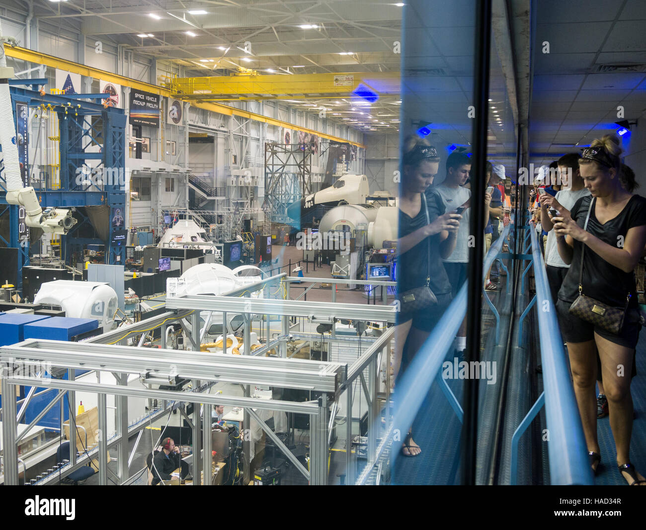 I turisti che visitano il Lyndon B. Johnson Space Center (JSC) è il National Aeronautica and Space Administration's Presidiato Spacecraft Center (NASA, Houston, Texas), dove vengono condotti addestramento, ricerca e controllo dei voli umani. Foto Stock