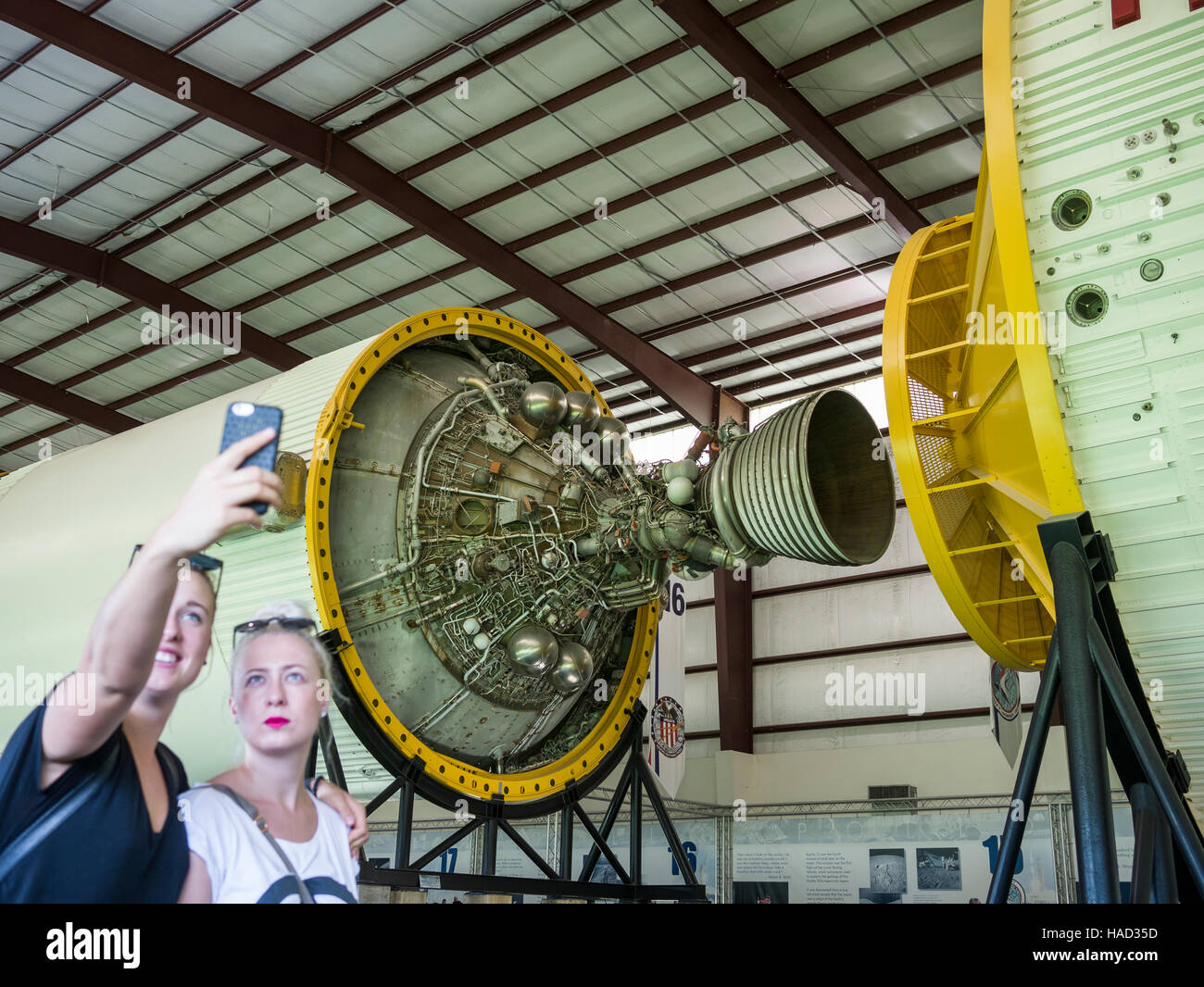 I turisti che visitano il Lyndon B. Johnson Space Center (JSC) è il National Aeronautica and Space Administration's Presidiato Spacecraft Center (NASA, Houston, Texas), dove vengono condotti addestramento, ricerca e controllo dei voli umani. Foto Stock