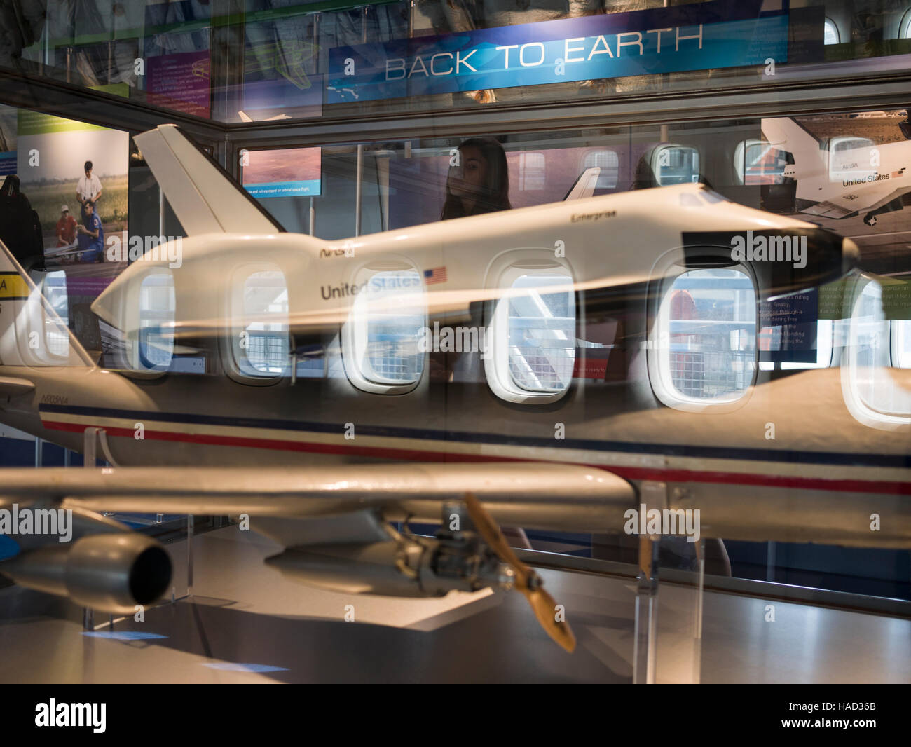 I turisti che visitano il Lyndon B. Johnson Space Center (JSC) è il National Aeronautica and Space Administration's Presidiato Spacecraft Center (NASA, Houston, Texas), dove vengono condotti addestramento, ricerca e controllo dei voli umani. Foto Stock