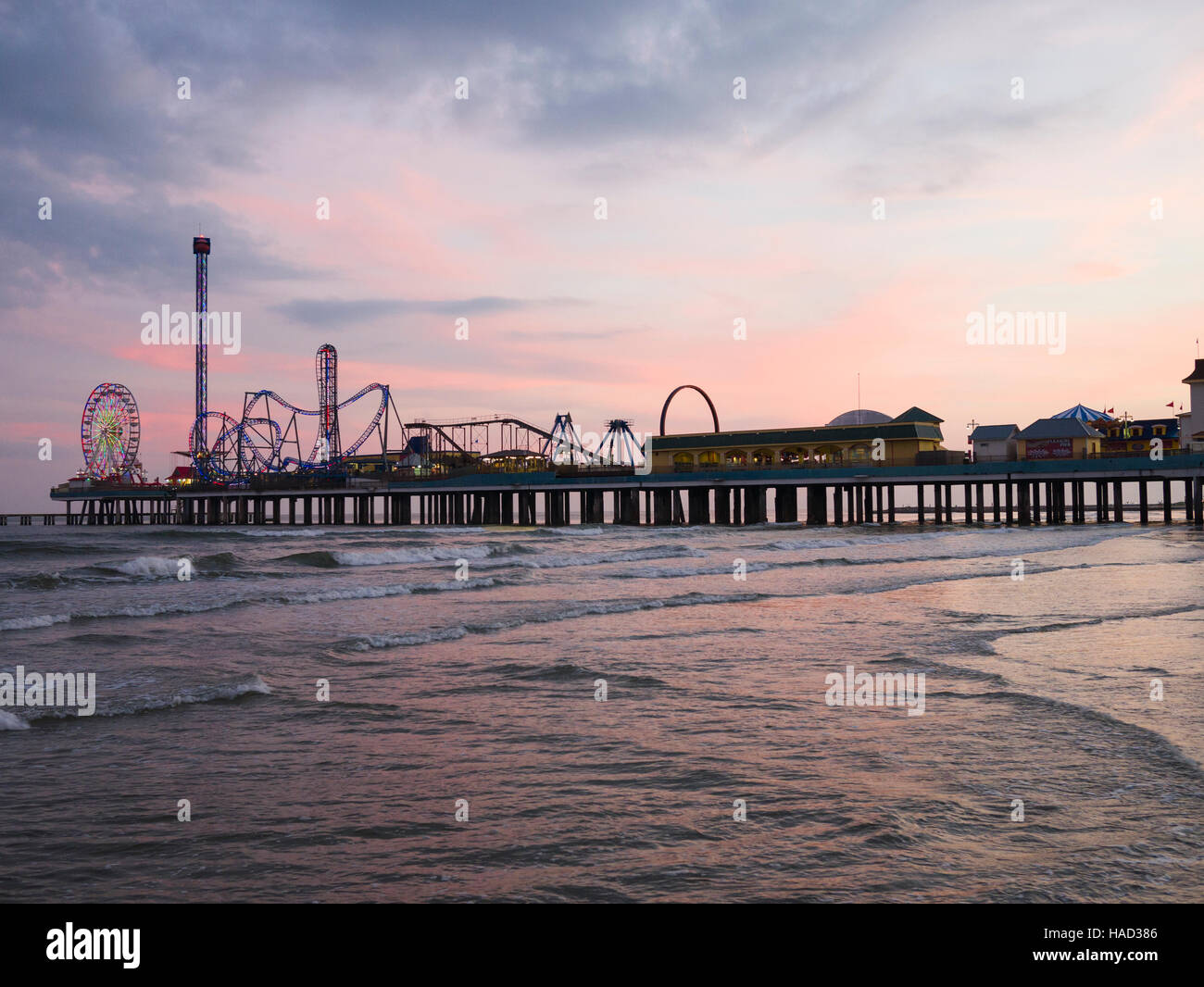 Galveston Island Historic Pleasure Pier. Caratterizzato da divertimento e intrattenimento sul lungomare come nessun'altra destinazione sulla costa del Golfo, il Galveston Island Historic Pleasure Pier offre attrazioni per famiglie, incluse le giostre. Foto Stock