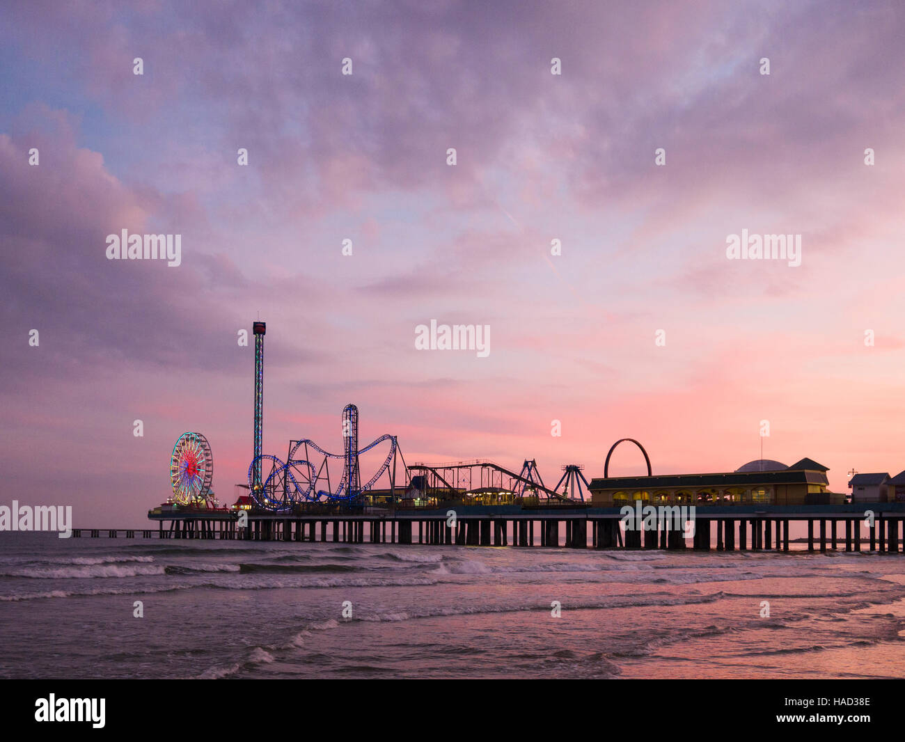 Galveston Island Historic Pleasure Pier. Caratterizzato da divertimento e intrattenimento sul lungomare come nessun'altra destinazione sulla costa del Golfo, il Galveston Island Historic Pleasure Pier offre attrazioni per famiglie, incluse le giostre. Foto Stock