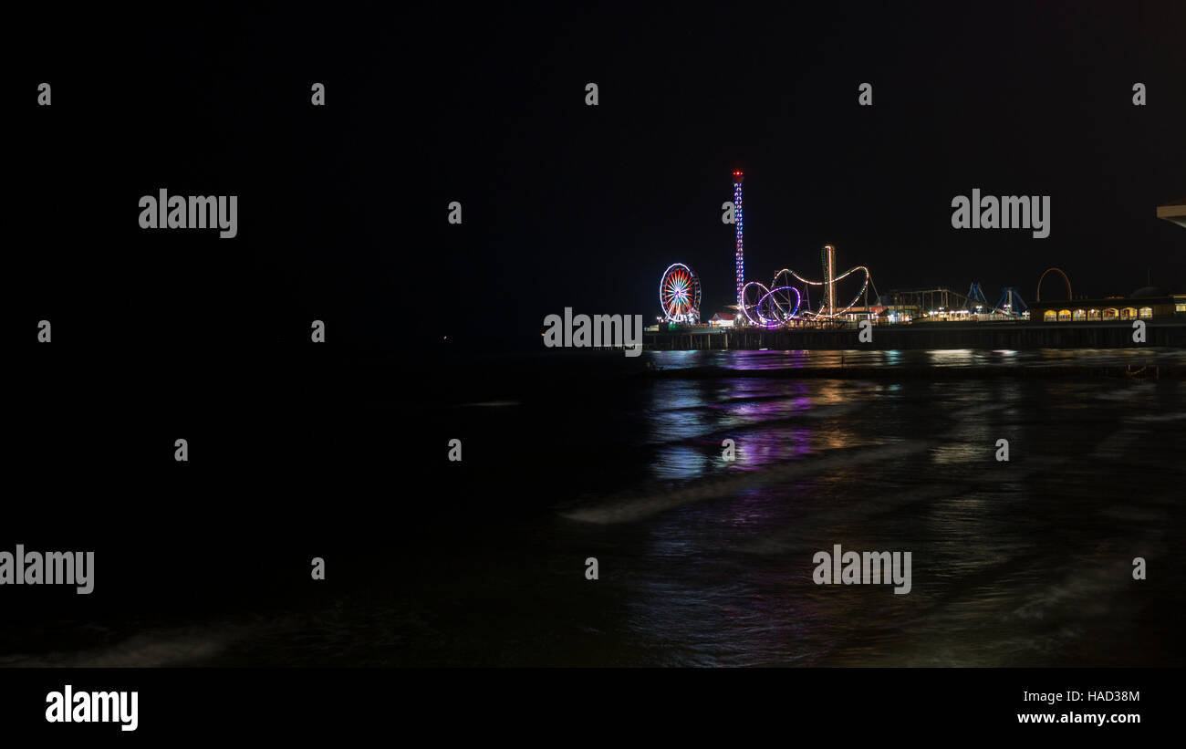 Galveston Island Historic Pleasure Pier. Caratterizzato da divertimento e intrattenimento sul lungomare come nessun'altra destinazione sulla costa del Golfo, il Galveston Island Historic Pleasure Pier offre attrazioni per famiglie, incluse le giostre. Foto Stock