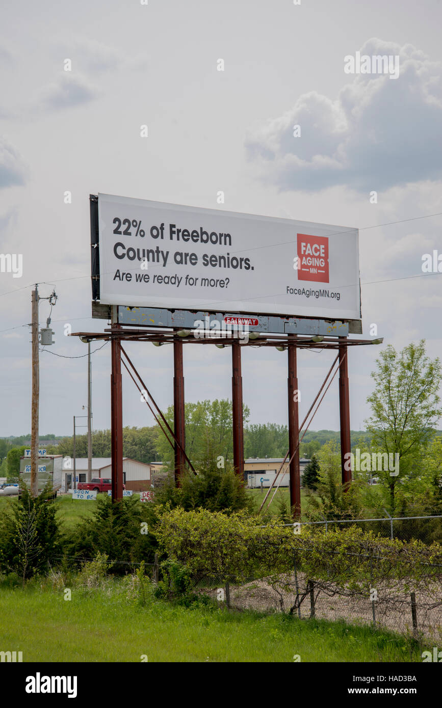 Albert Lea, Minnesota. Affissioni sull invecchiamento anziani. Una campagna per creare la consapevolezza del Minnesota il crescente invecchiamento della popolazione. Foto Stock