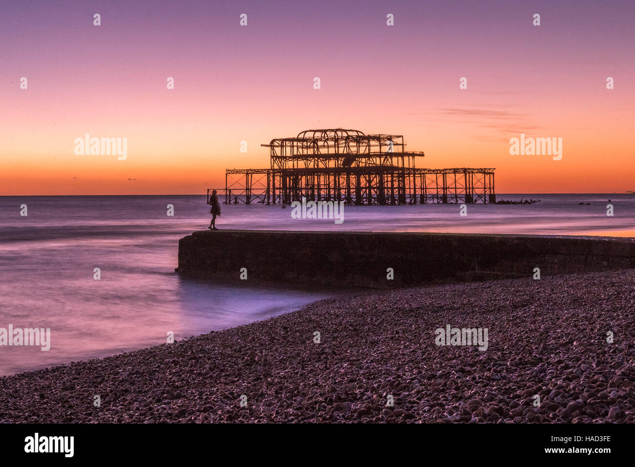 Brighton il bruciato Molo Ovest al tramonto REGNO UNITO Foto Stock