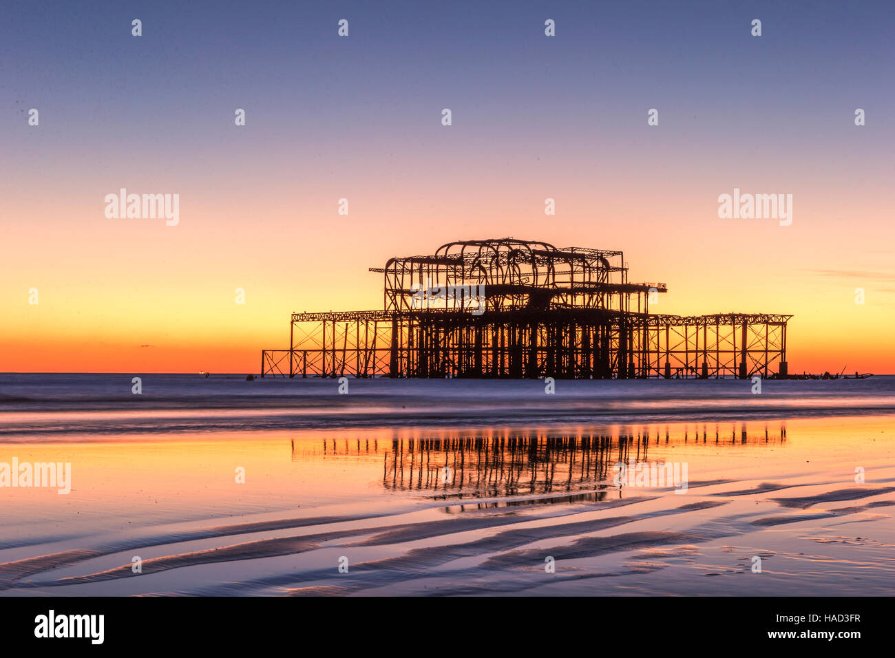 Brighton il bruciato Molo Ovest al tramonto REGNO UNITO Foto Stock