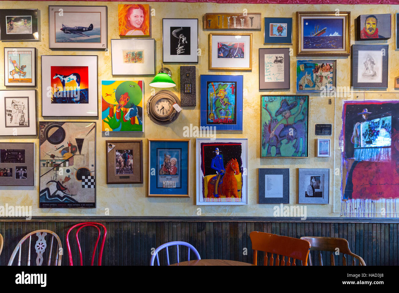 Opere d'arte appese sulla parete del Cavaliere Azzurro Bar di Minot, North Dakota Foto Stock