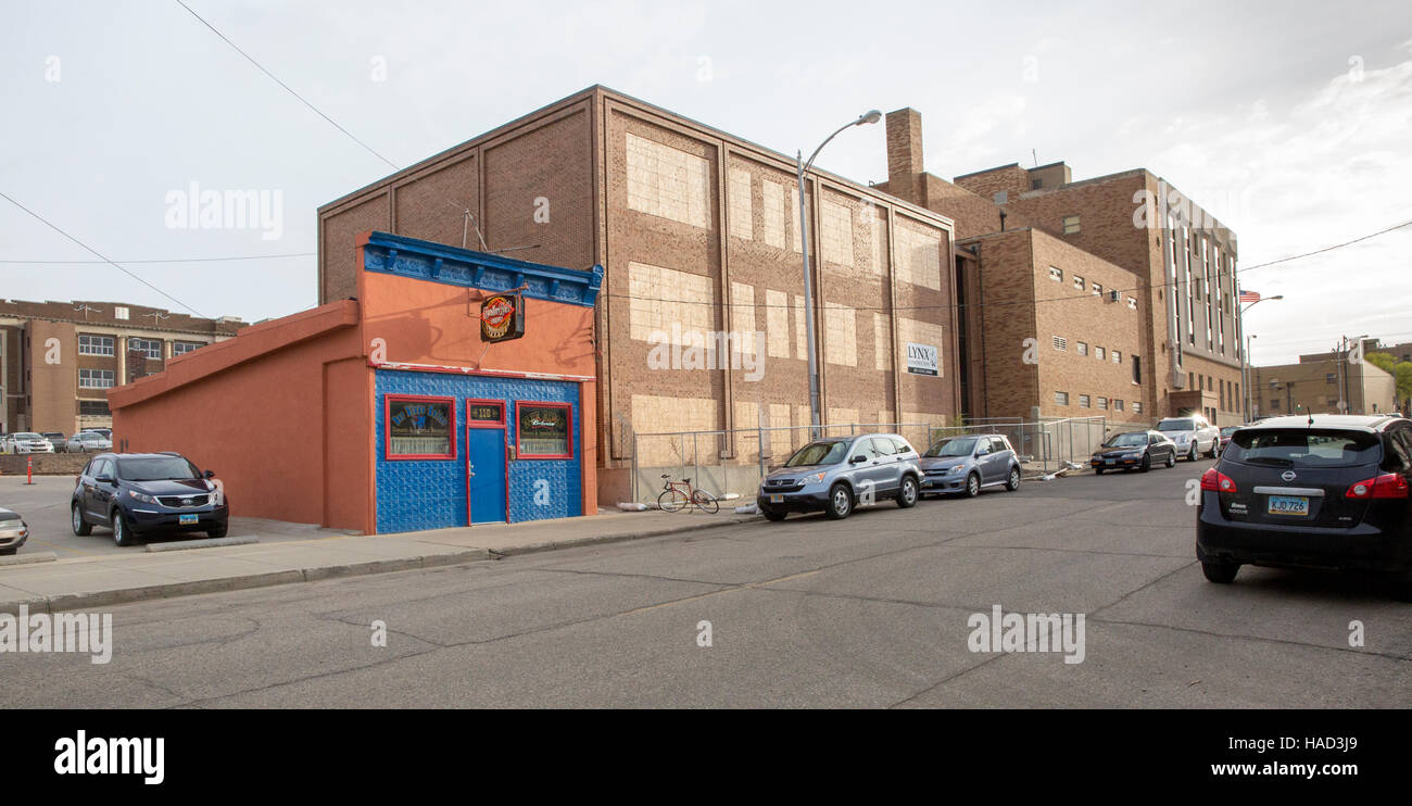 Da sinistra a destra: Der Blau Reiter (Blue Rider) Bar e la Minot YMCA edifici nel centro cittadino di Minot, il Dakota del Nord - i proprietari del Cavaliere Azzurro Bar (B Foto Stock