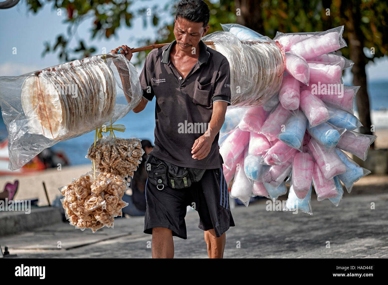 Thailandia Street food venditore con Candy Floss per la vendita. Pattaya Thailandia S. E. Asia Foto Stock