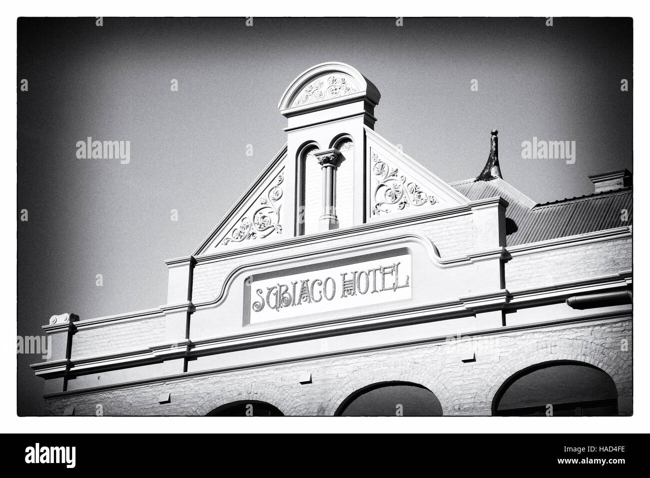 Il frontone di Subiaco Hotel in Perth, Western Australia, è uno splendido esempio di architettura coloniale della città. Foto Stock