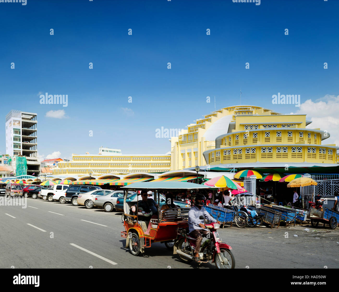 Psar Thmei mercato centrale e strada di Phnom Penh Cambogia città Foto Stock